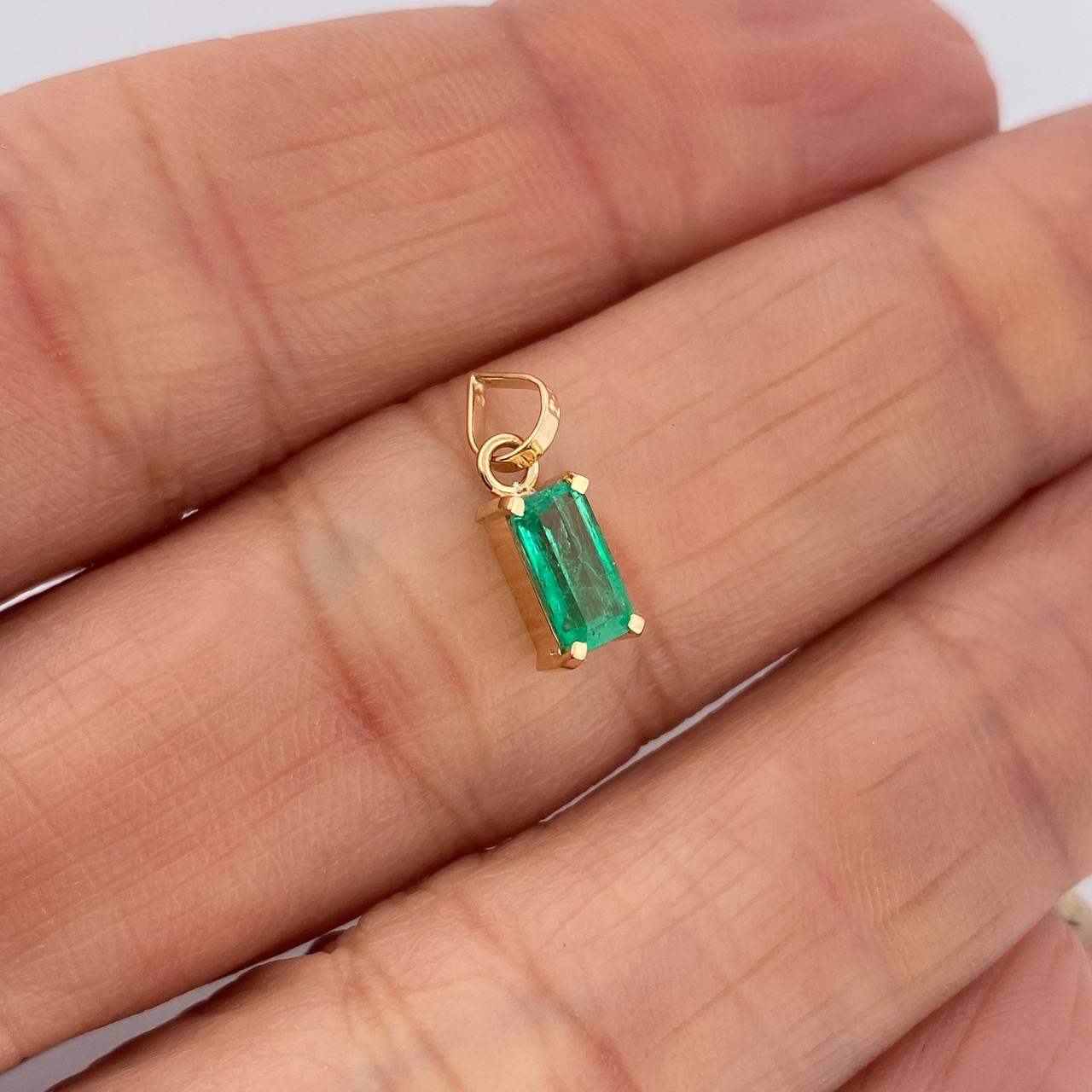 Dije Rectangular Esmeralda 48Pts 0.5gr / 1.4cm / Oro Amarillo 18K $