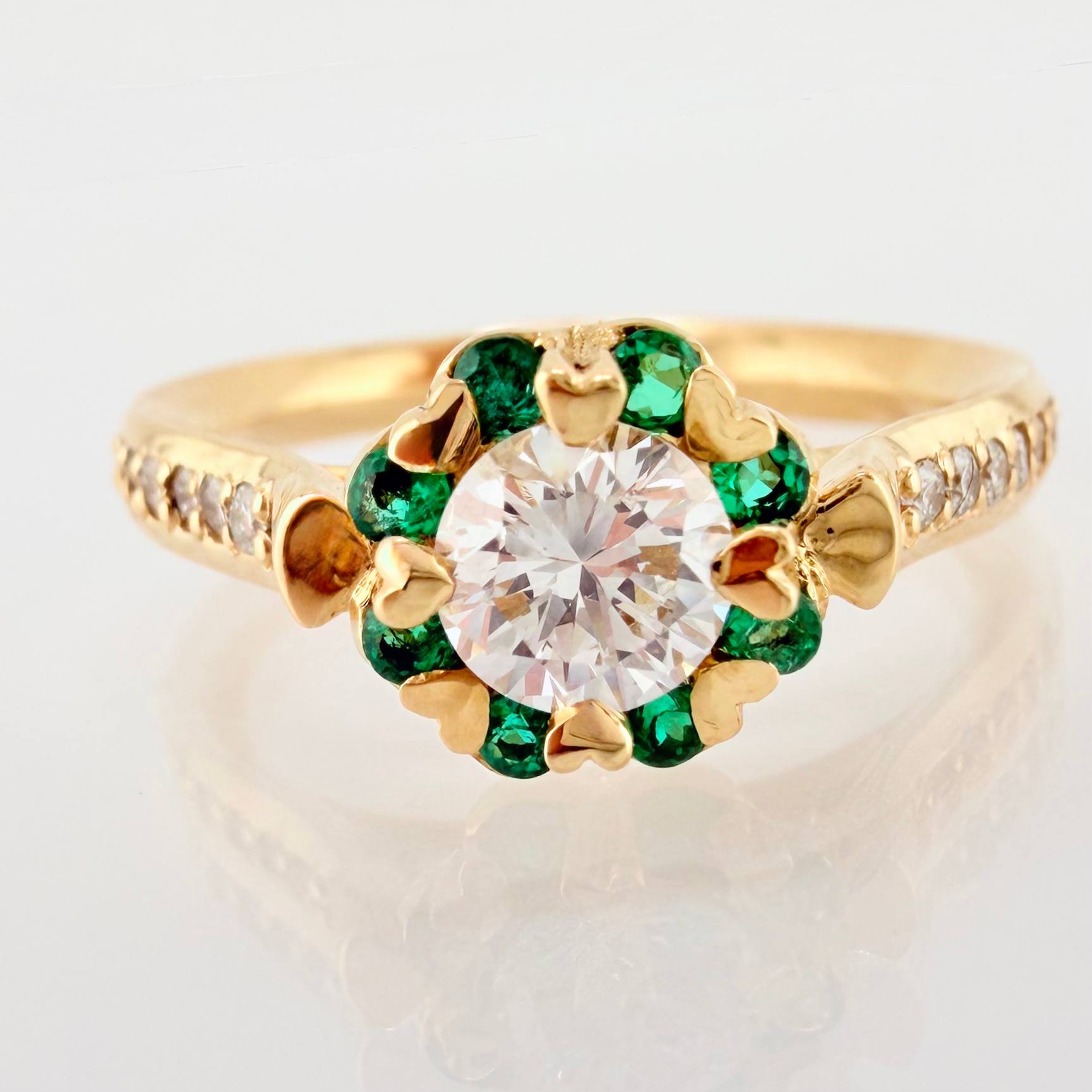 Anillo Flor Corazones Esmeraldas 16pts Diamantes 77pts 4.4gr / T7 3/4 / Oro Amarillo 18K ©