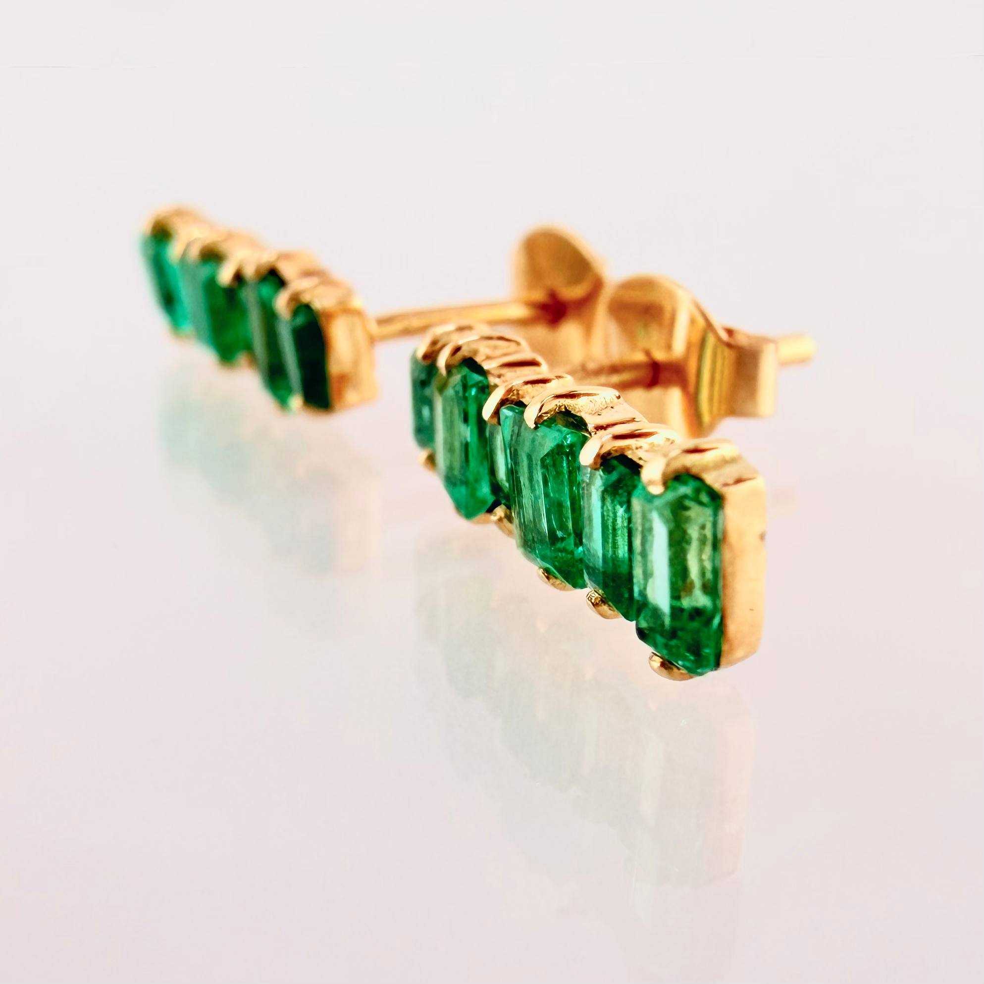 Topos Linea Cuadrada Esmeraldas 2 Qts 1.9gr / 1.3cm / Oro Amarillo 18K ©