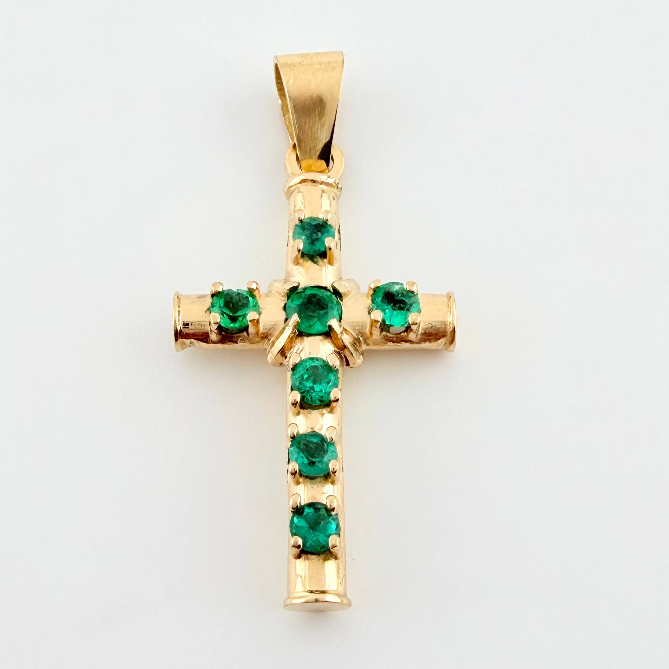 Dije Cruz Franciscana Esmeraldas 1.59 Qts 3.4gr / 4cm / Oro Amarillo 18K ©