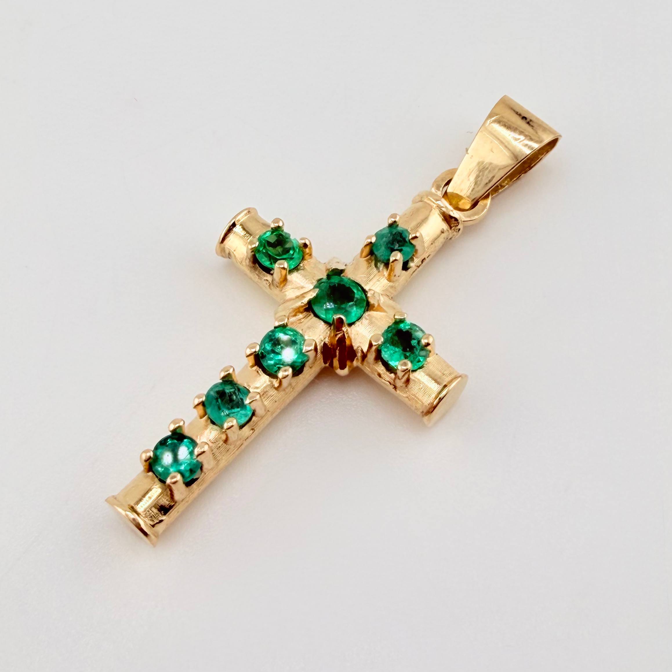Dije Cruz Franciscana Esmeraldas 1.59 Qts 3.4gr / 4cm / Oro Amarillo 18K ©