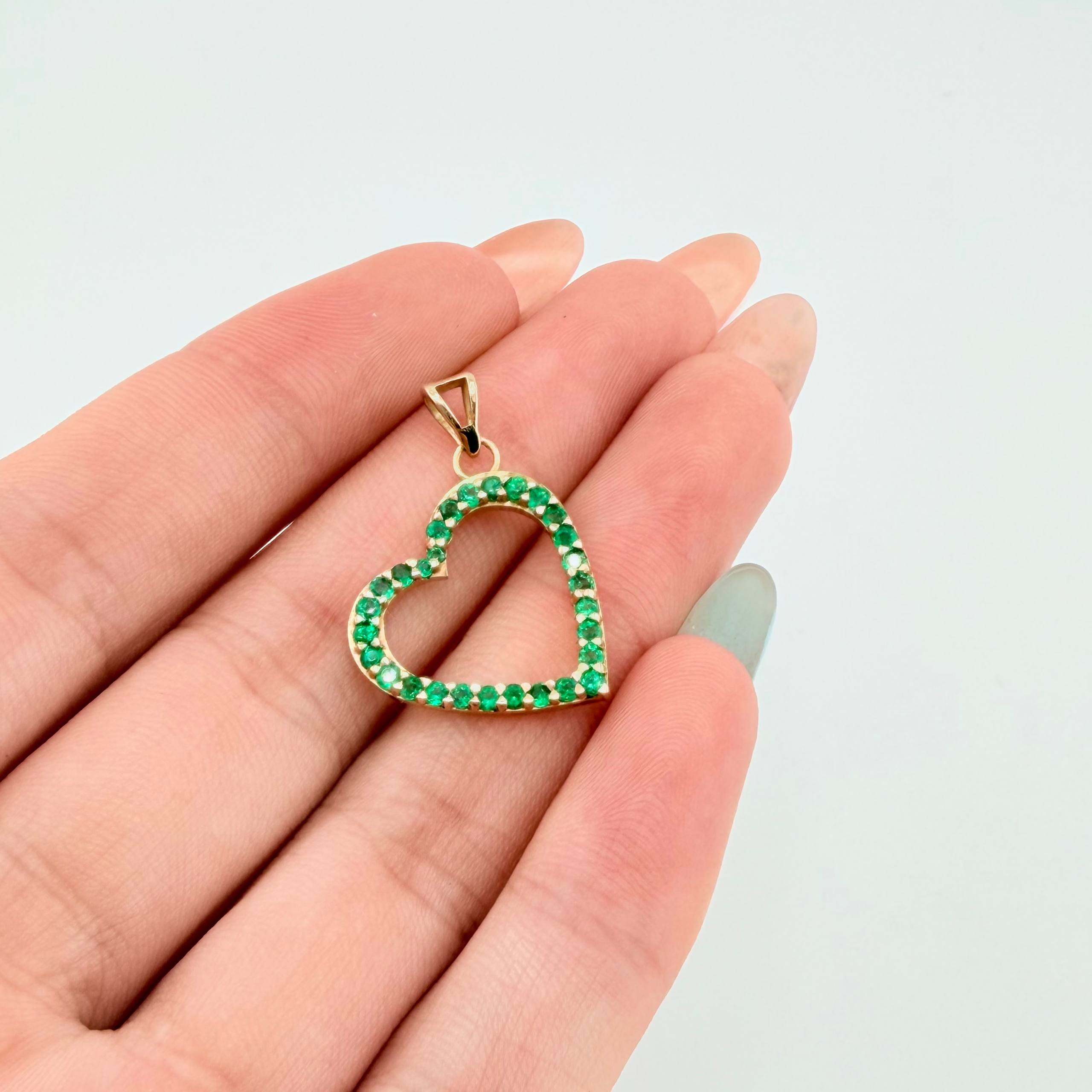 Dije Corazon Silueta Esmeraldas 56 pts 1.7gr / 2.5cm / Oro Amarillo 18K ©