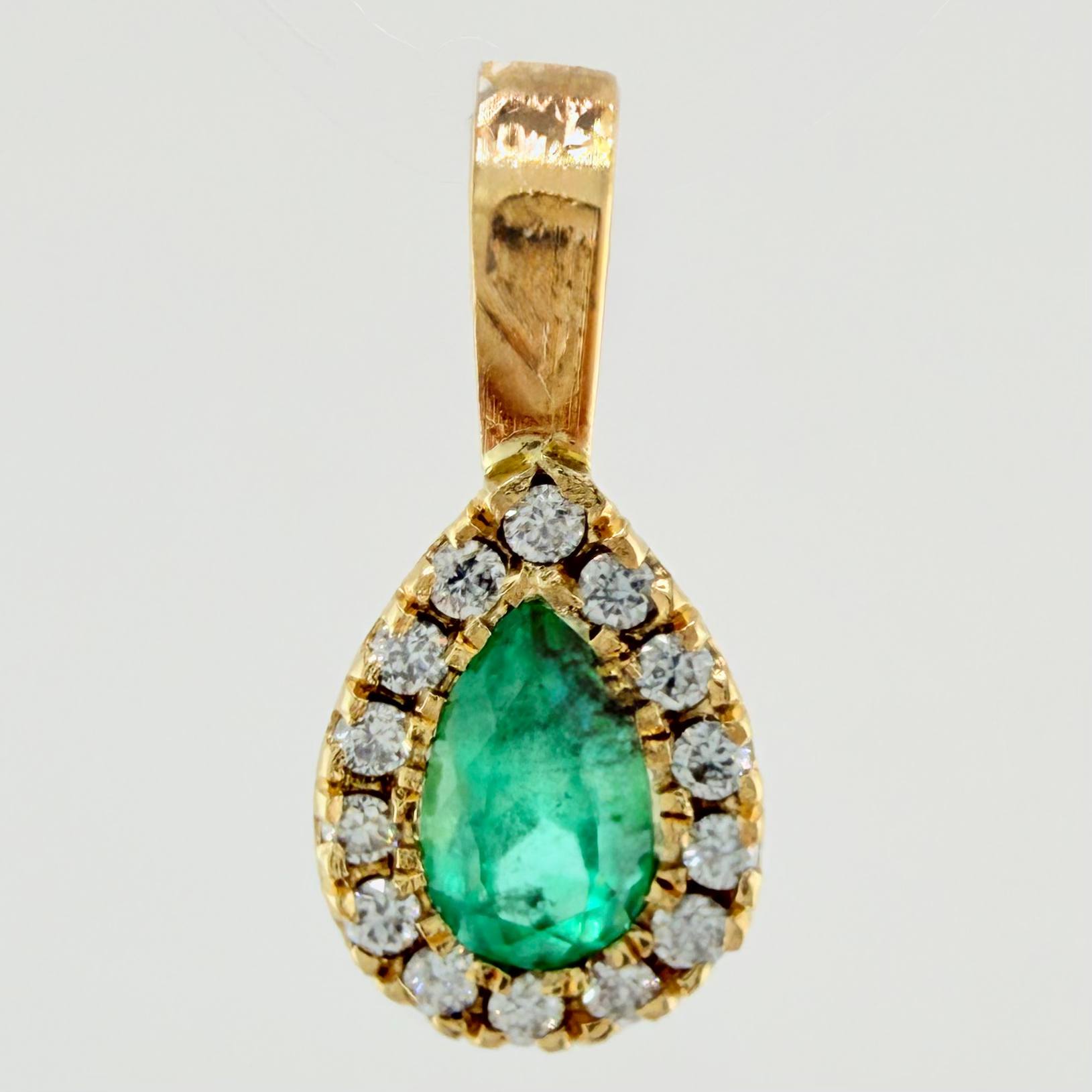 Dije Gota Borde Tupido Esmeraldas 35pts Diamantes 14pts 1.1gr / 1.3cm / Oro Amarillo 18K ©