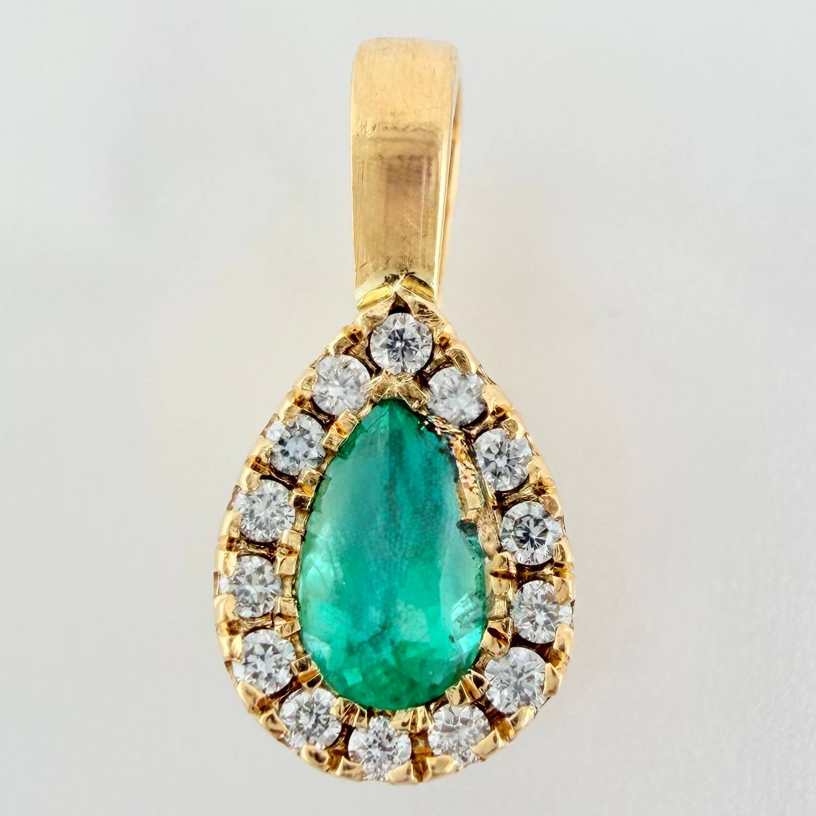 Dije Gota Borde Tupido Esmeraldas 35pts Diamantes 14pts 1.1gr / 1.3cm / Oro Amarillo 18K ©