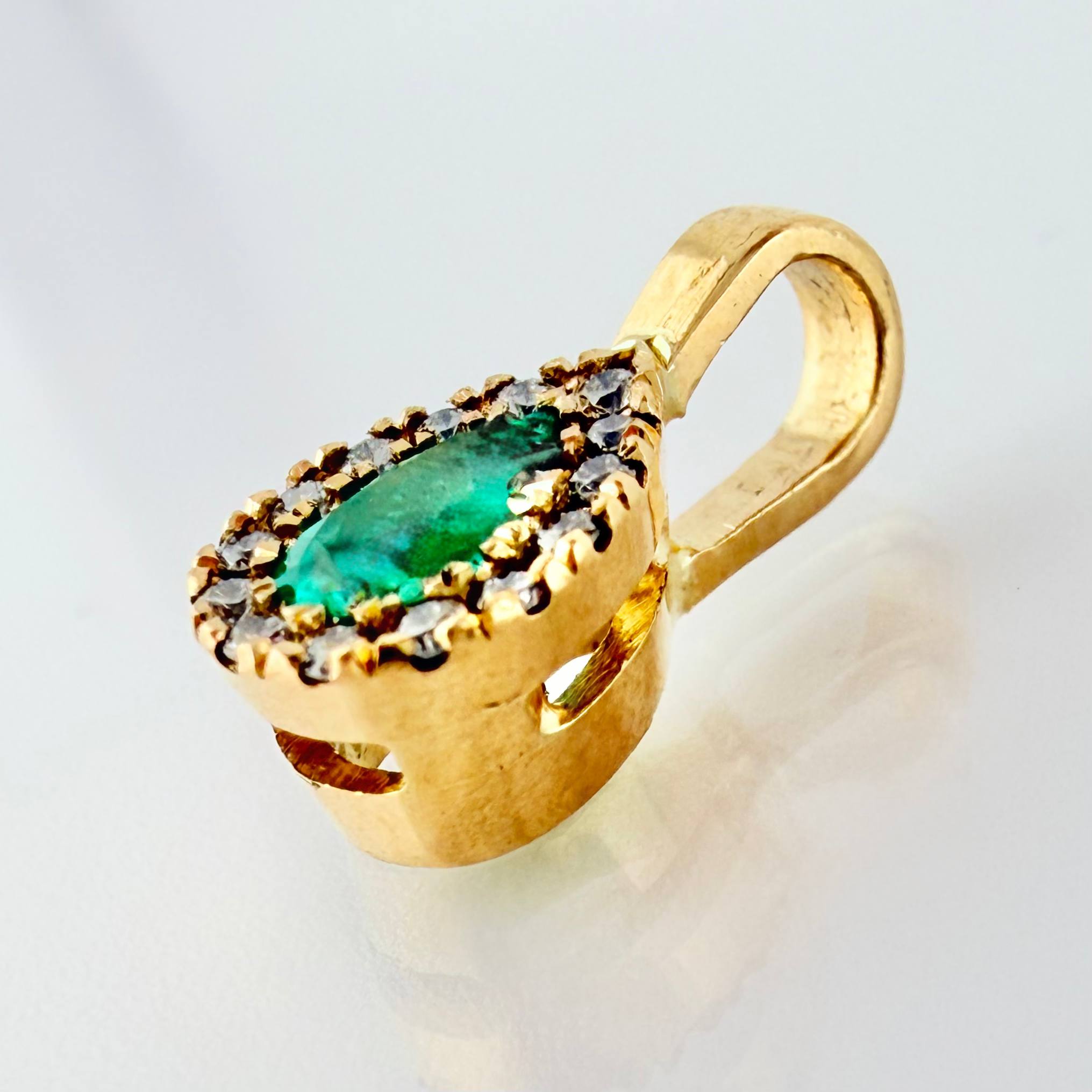 Dije Gota Borde Tupido Esmeraldas 35pts Diamantes 14pts 1.1gr / 1.3cm / Oro Amarillo 18K ©