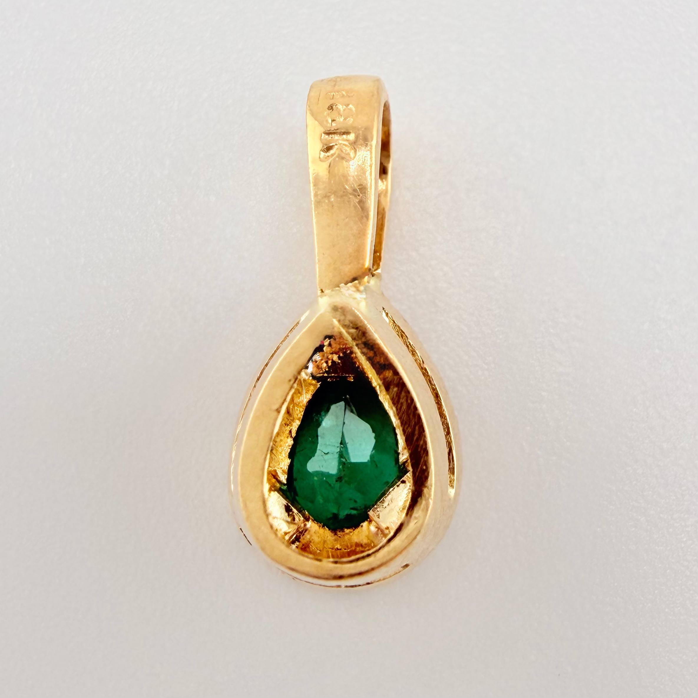 Dije Gota Borde Tupido Esmeraldas 35pts Diamantes 14pts 1.1gr / 1.3cm / Oro Amarillo 18K ©