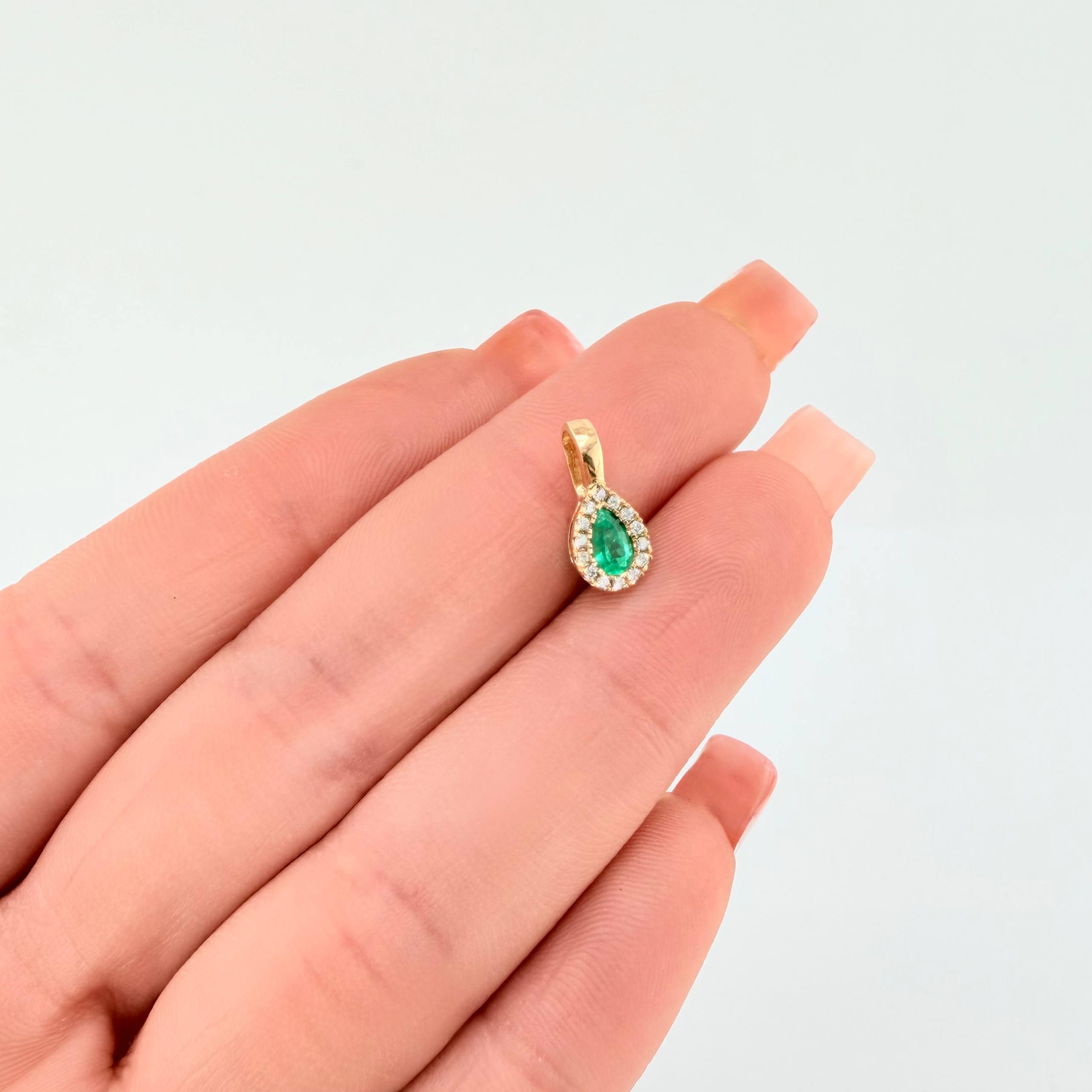 Dije Gota Borde Tupido Esmeraldas 35pts Diamantes 14pts 1.1gr / 1.3cm / Oro Amarillo 18K ©