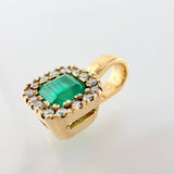 Dije Cuadro Borde Tupido Esmeraldas 35pts Diamantes 14pts 1.2gr / 1.1cm / Oro Amarillo 18K ©