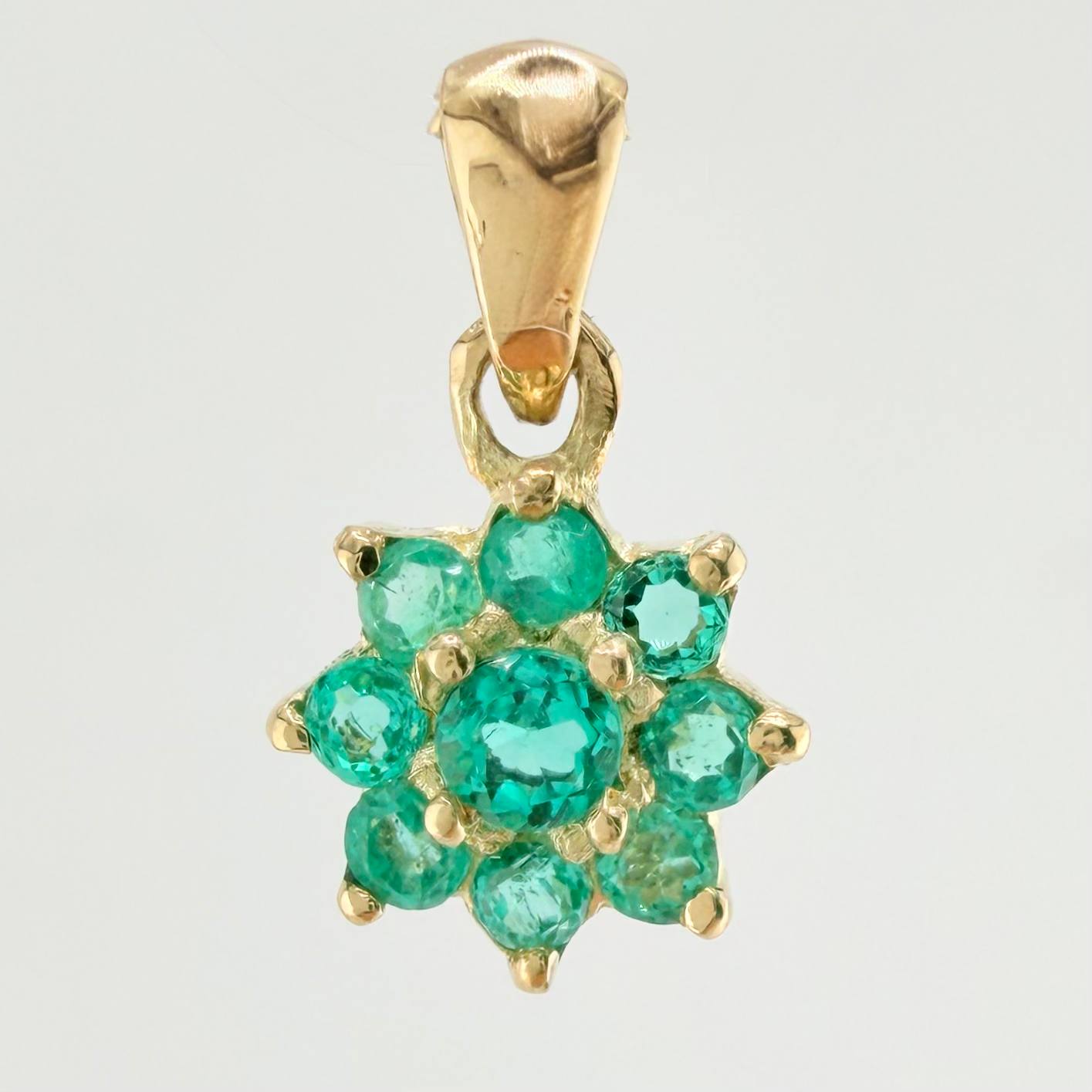 Dije Flor Nevada Esmeraldas 28pts 0.9gr / 1.3cm / Oro Amarillo 18K ©