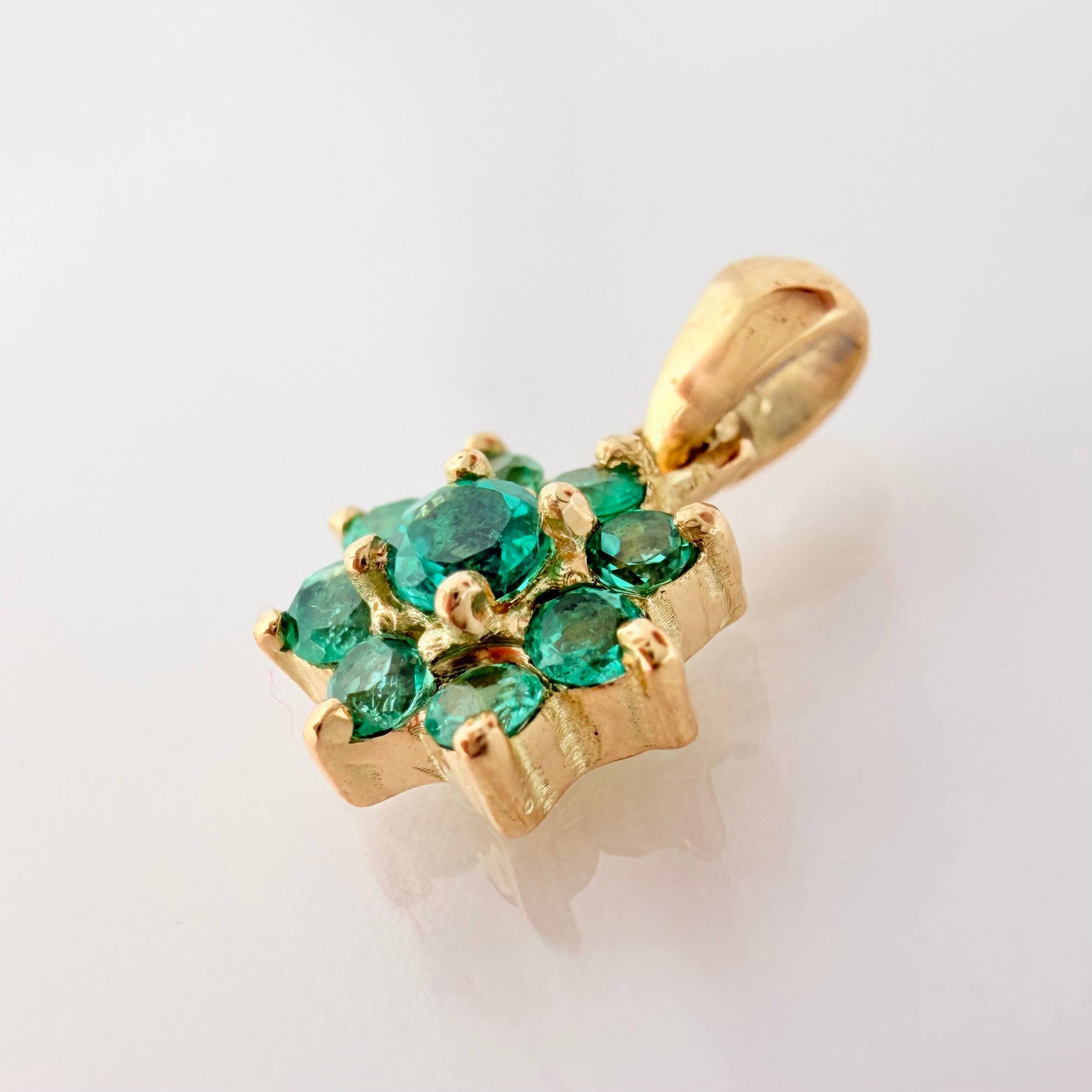 Dije Flor Nevada Esmeraldas 28pts 0.9gr / 1.3cm / Oro Amarillo 18K ©