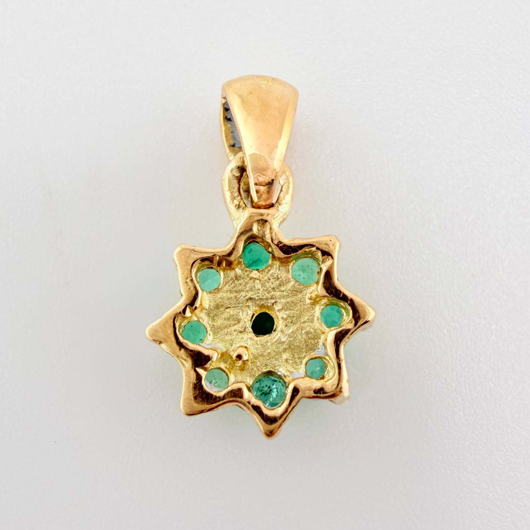 Dije Flor Nevada Esmeraldas 28pts 0.9gr / 1.3cm / Oro Amarillo 18K ©
