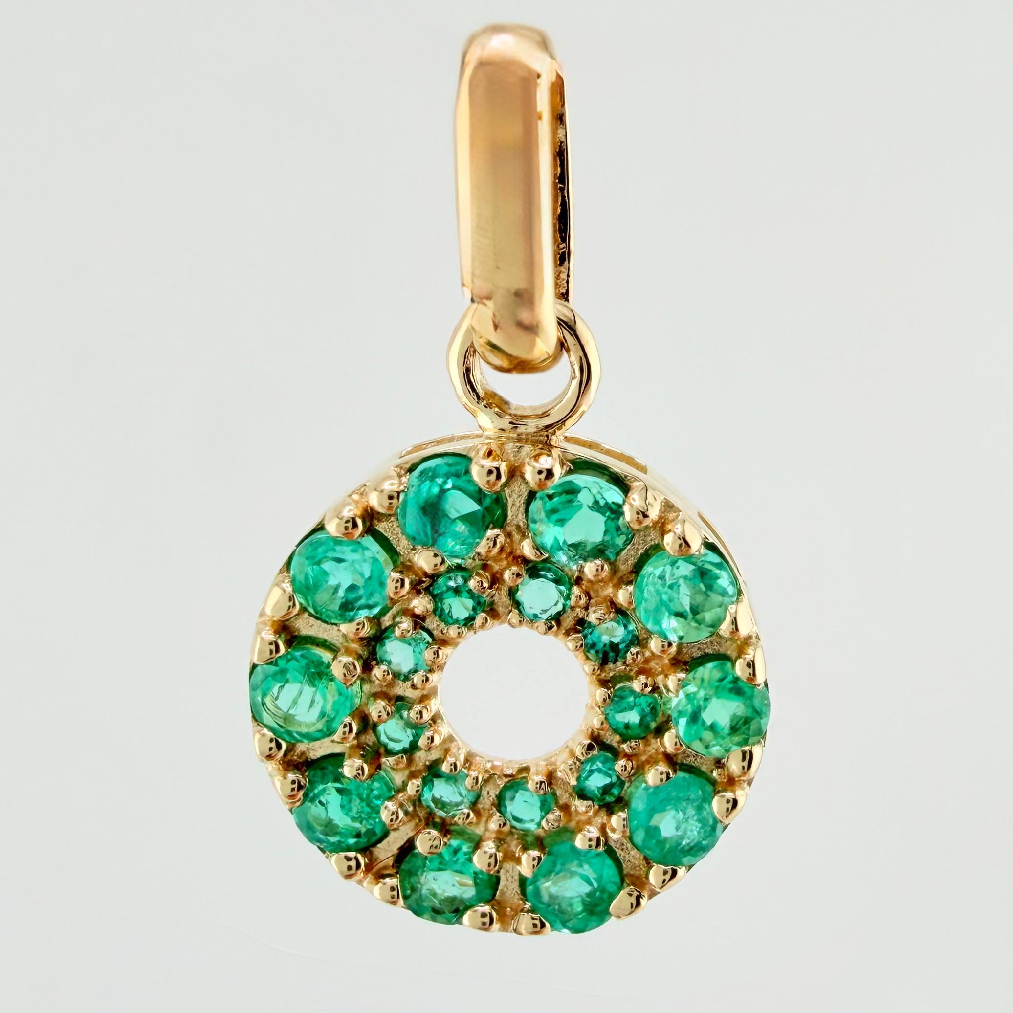 Dije Aro Tupido Esmeraldas 45pts 1.45gr / 1.9cm / Oro Amarillo 18K ©