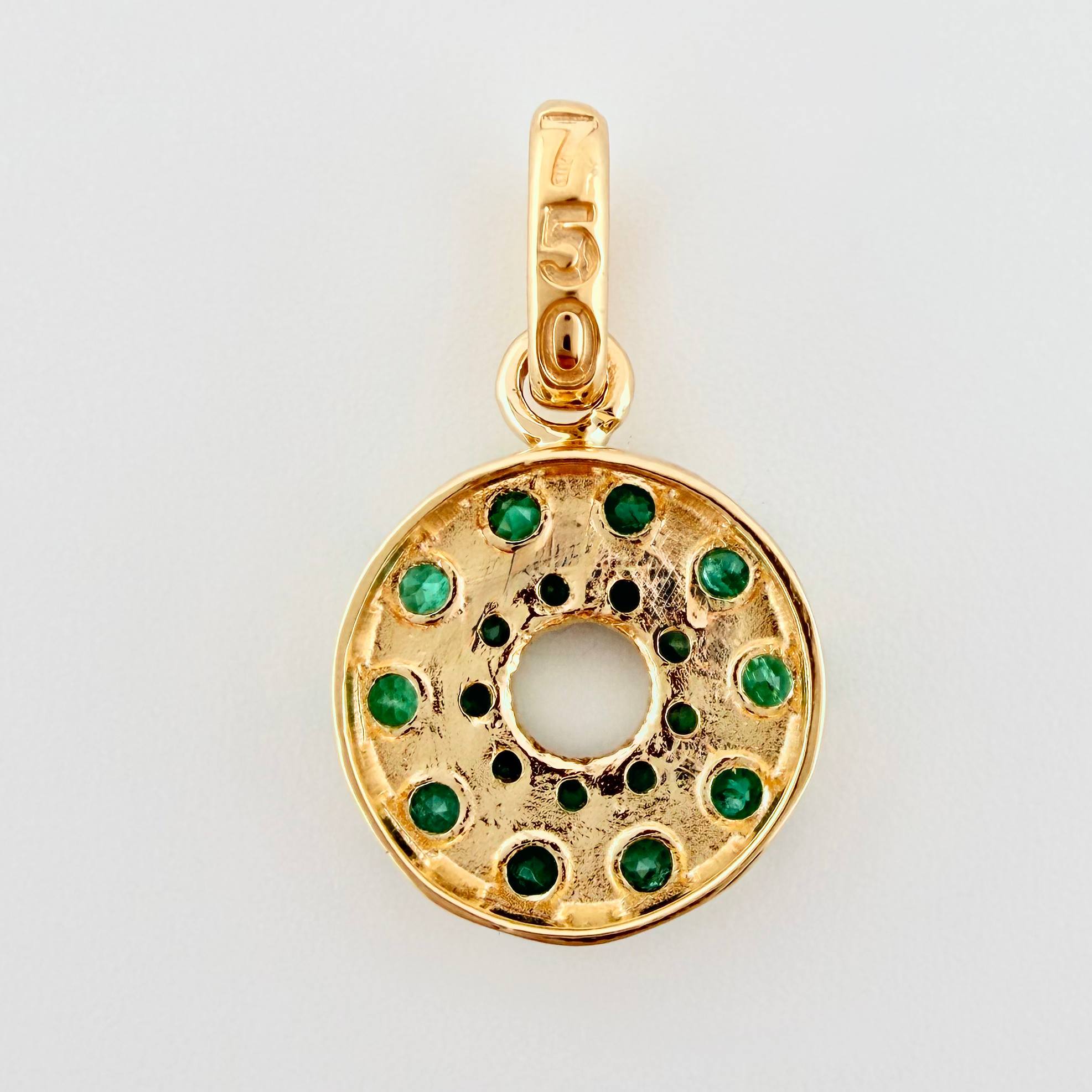 Dije Aro Tupido Esmeraldas 45pts 1.45gr / 1.9cm / Oro Amarillo 18K ©