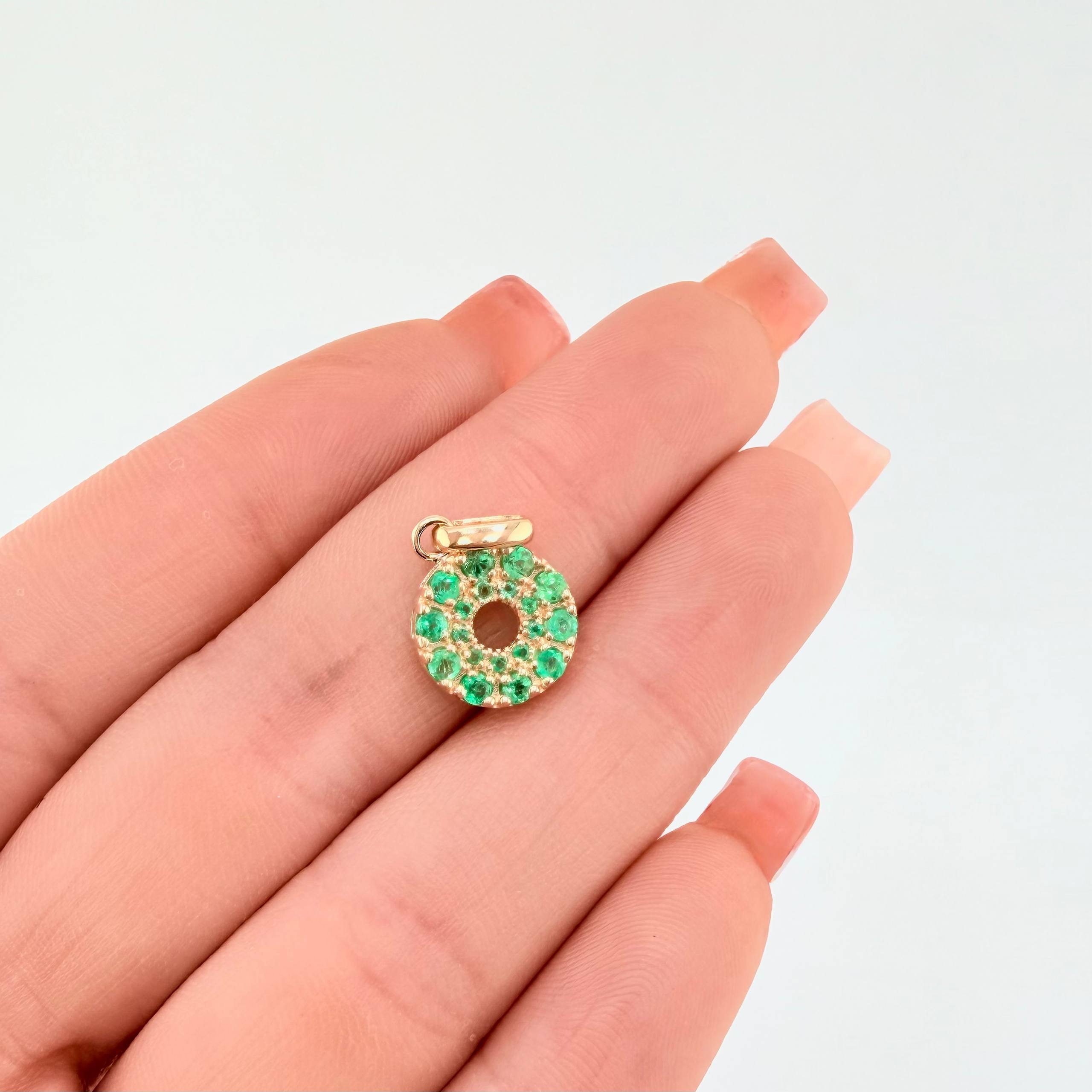 Dije Aro Tupido Esmeraldas 45pts 1.45gr / 1.9cm / Oro Amarillo 18K ©