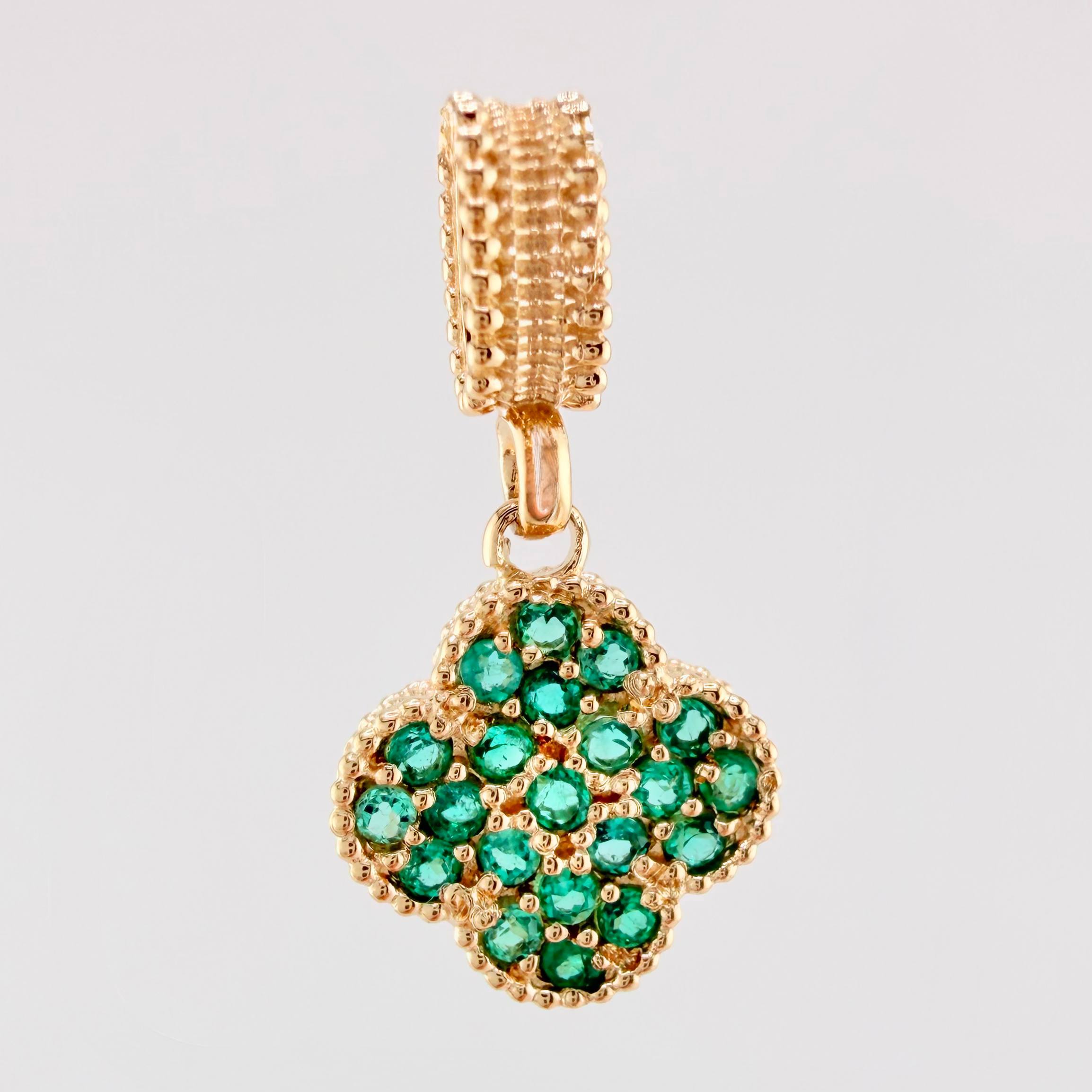 Dije Flor Trebol Esmeraldas 33pts 1.95gr / 2cm / Oro Amarillo 18K ©