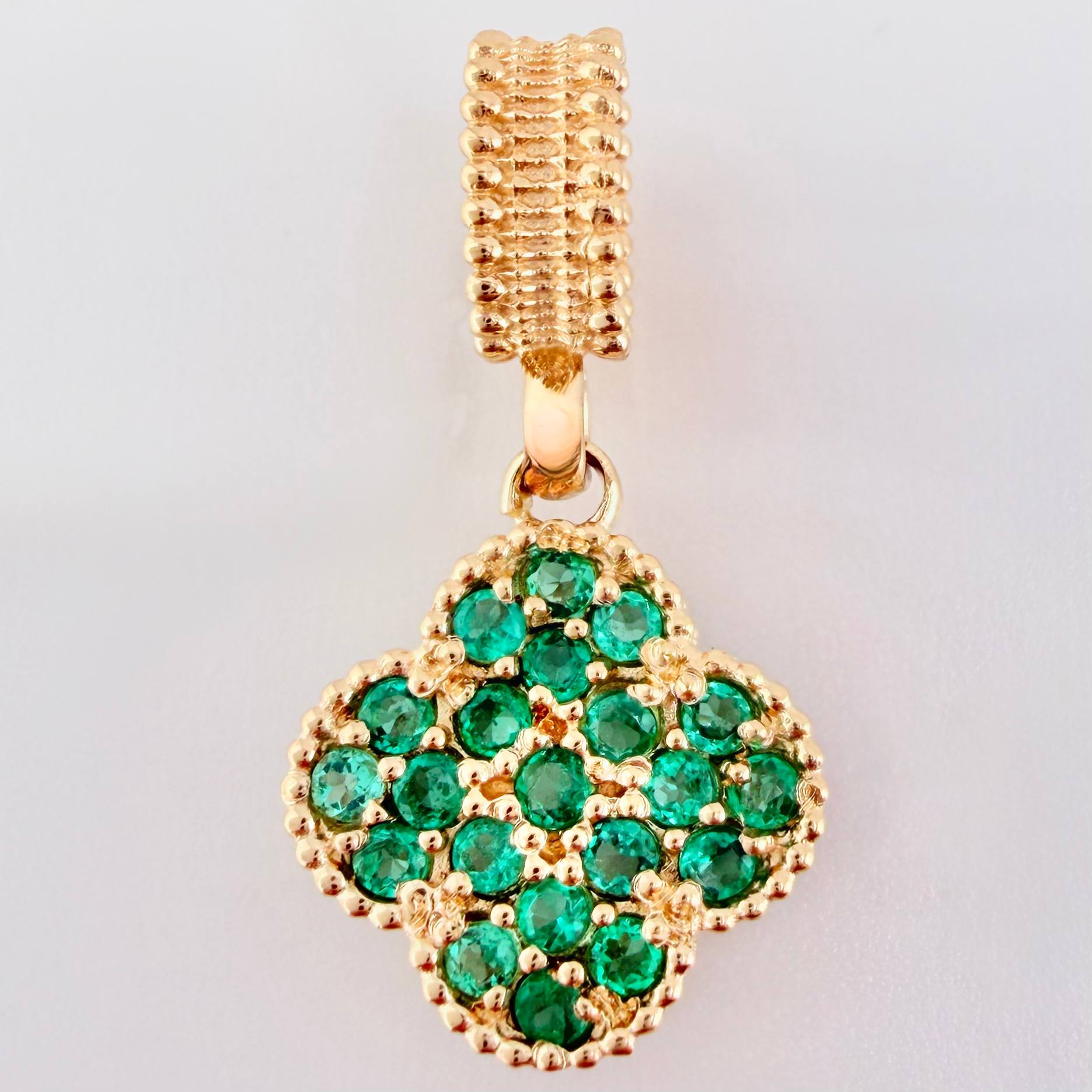 Dije Flor Trebol Esmeraldas 33pts 1.95gr / 2cm / Oro Amarillo 18K ©