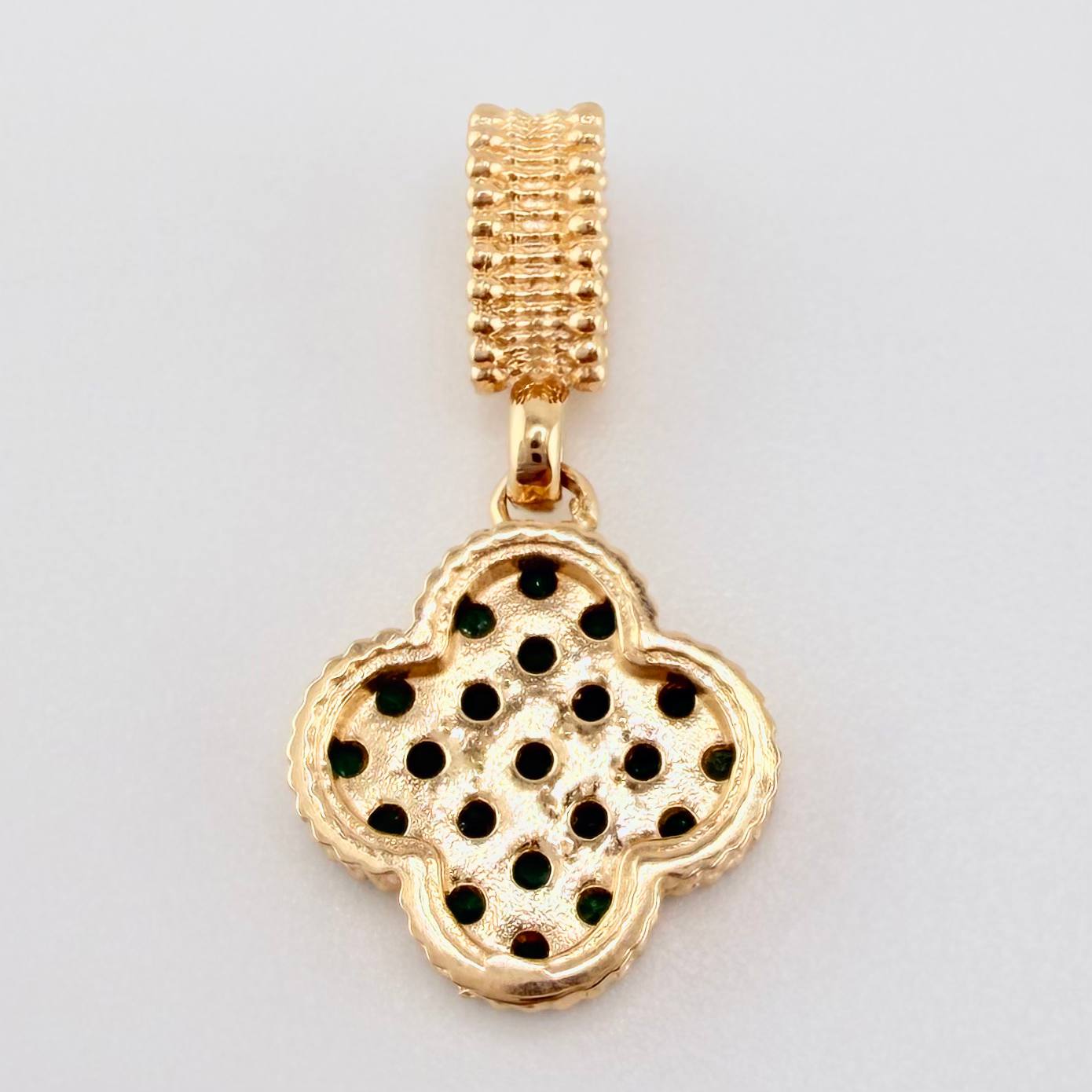 Dije Flor Trebol Esmeraldas 33pts 1.95gr / 2cm / Oro Amarillo 18K ©