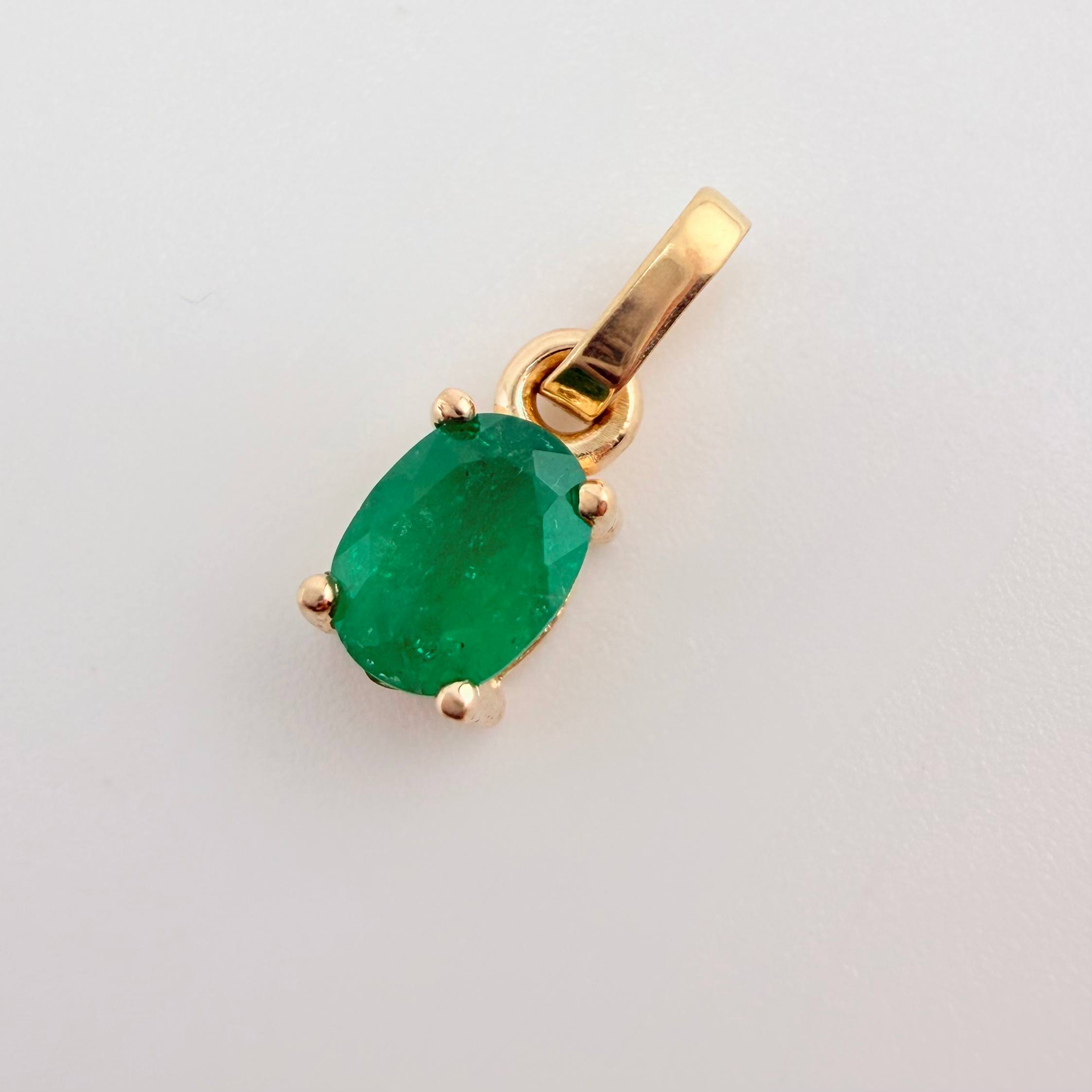 Dije Piedra Abultada Esmeralda 35pts 0.5gr / 1.1cm / Oro Amarillo 18K ©
