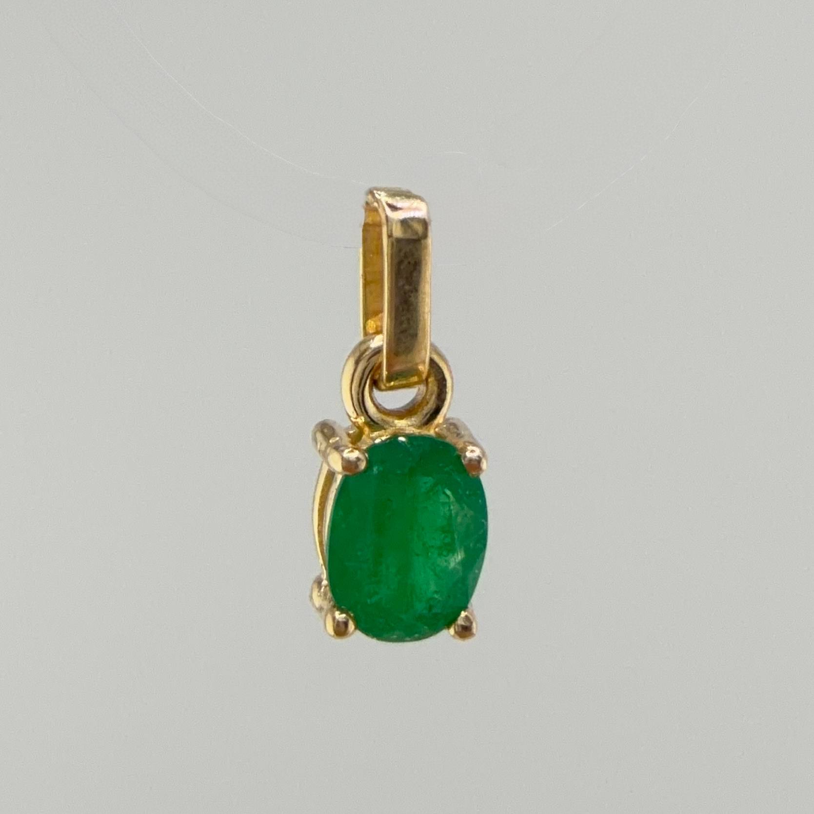 Dije Piedra Abultada Esmeralda 35pts 0.5gr / 1.1cm / Oro Amarillo 18K ©