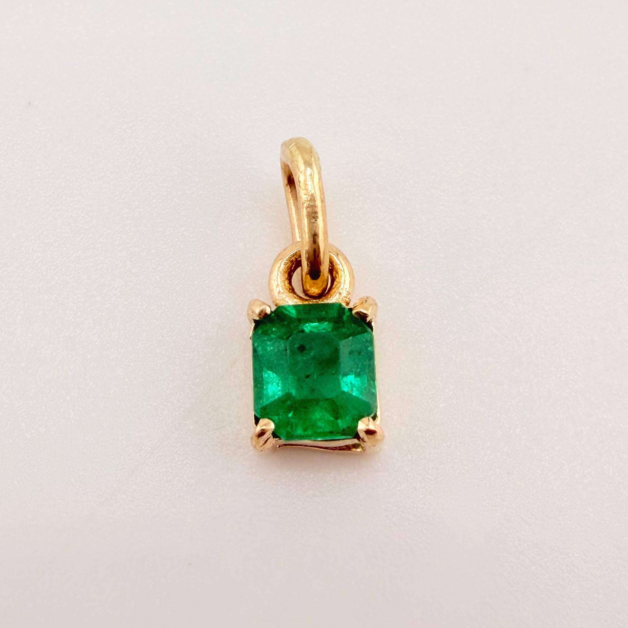 Dije Cuadrado Abultado Esmeralda 35pts 0.6gr / 1cm / Oro Amarillo 18K ©