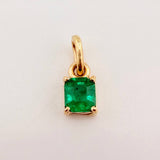 Dije Cuadrado Abultado Esmeralda 35pts 0.6gr / 1cm / Oro Amarillo 18K ©