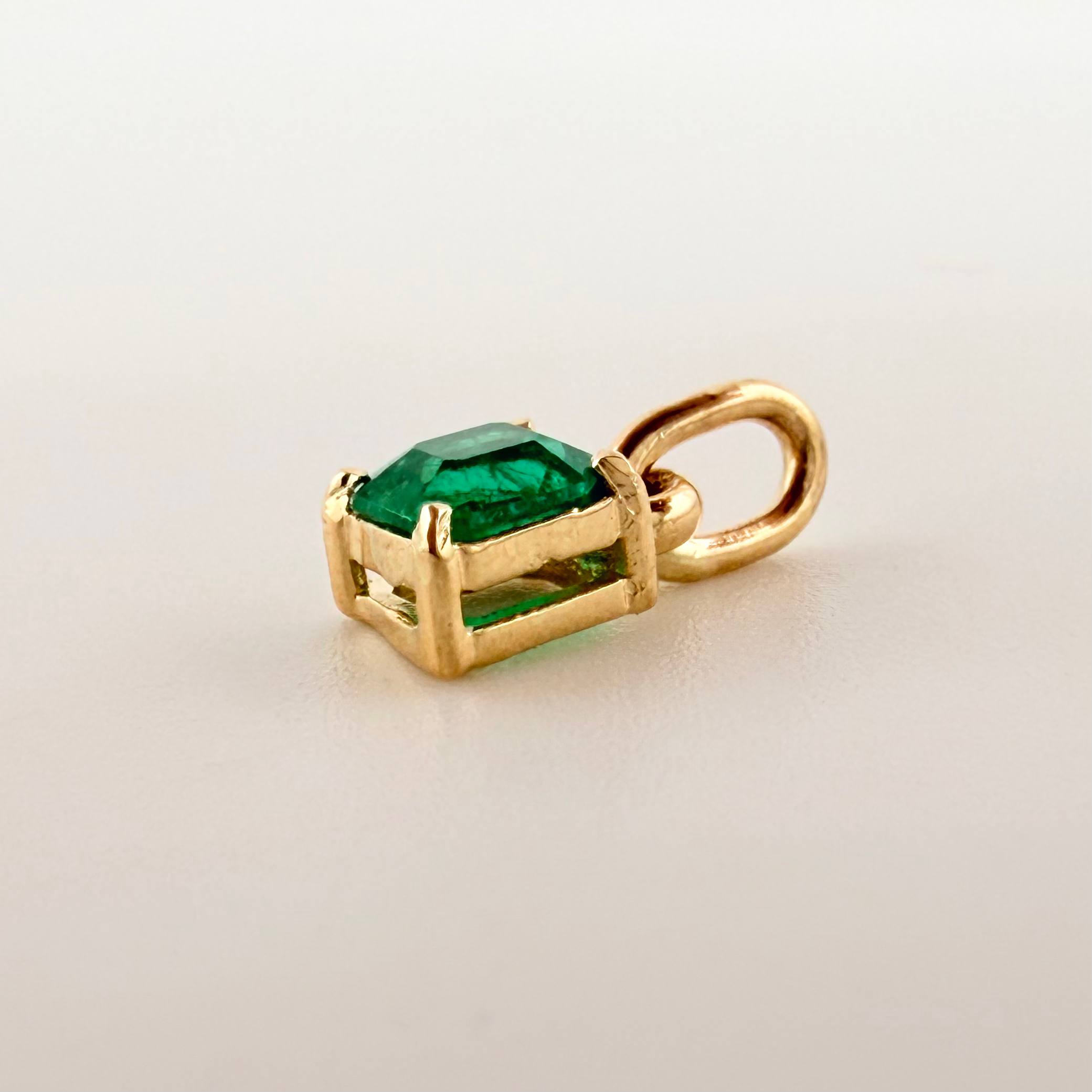 Dije Cuadrado Abultado Esmeralda 35pts 0.6gr / 1cm / Oro Amarillo 18K ©