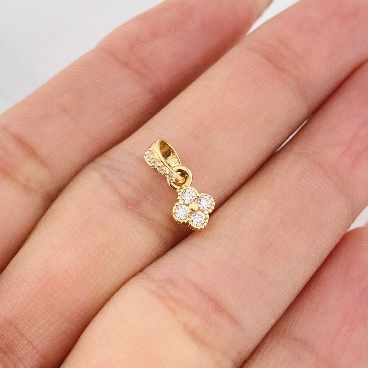 Dije Flor Bordes Texturizados 0.75g / 1cm Dos Oros Amarillo Blanco 18K
