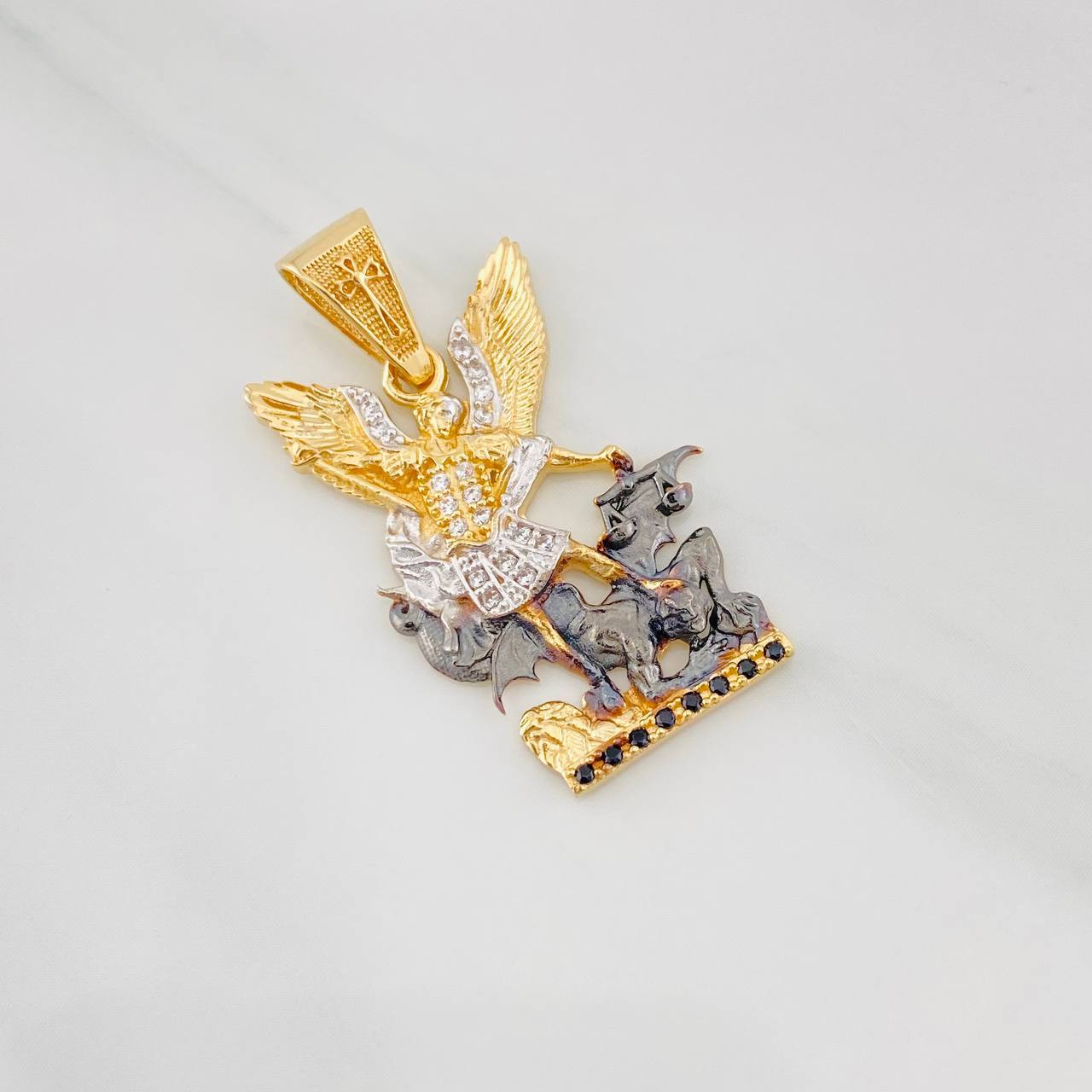 Dije San Miguel Arcangel 3.8g / 3cm Tres Oros 18K