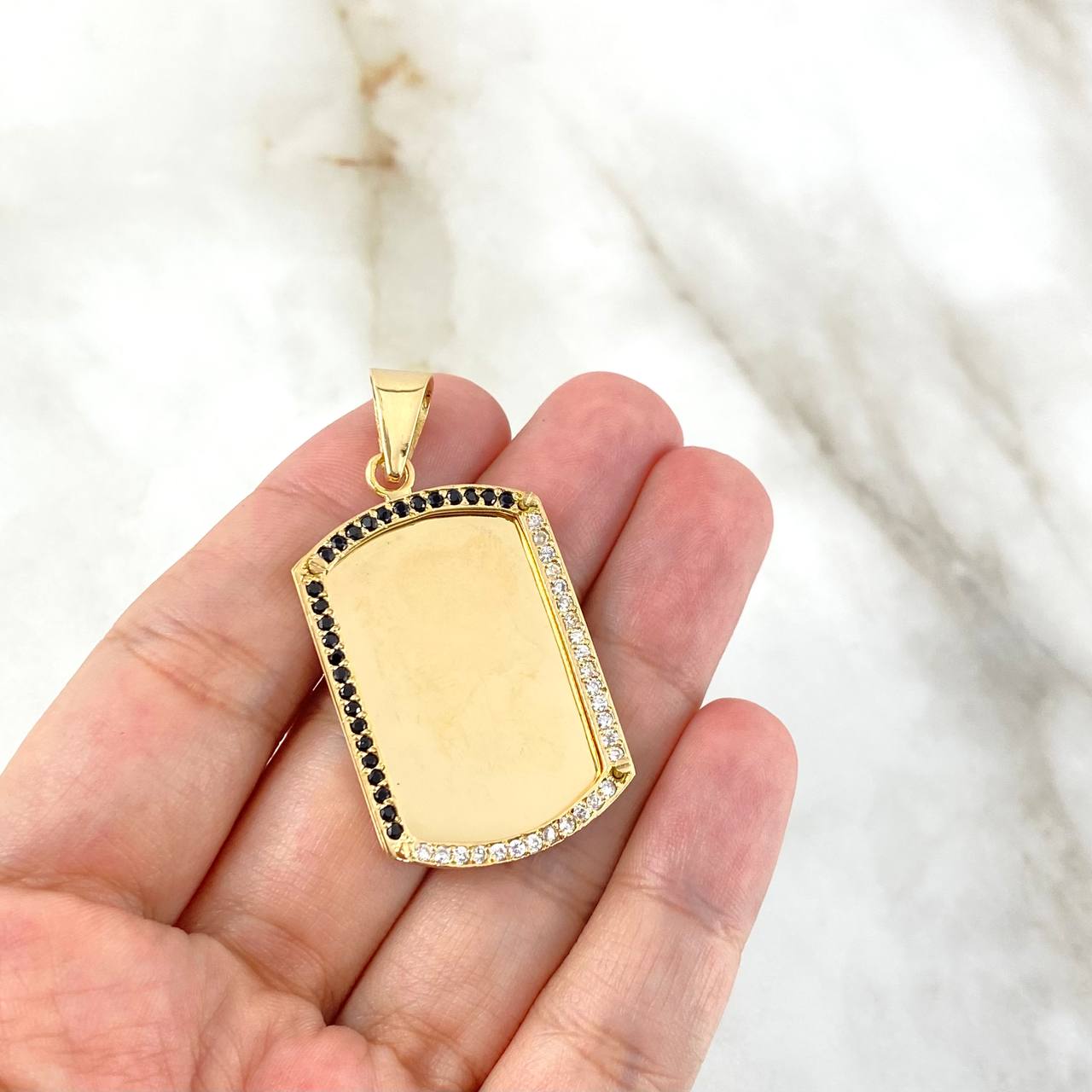 Dije Placa Rectangular Curva 11.85gr / 4.8cm / Circones Blancos Negros Oro Amarillo