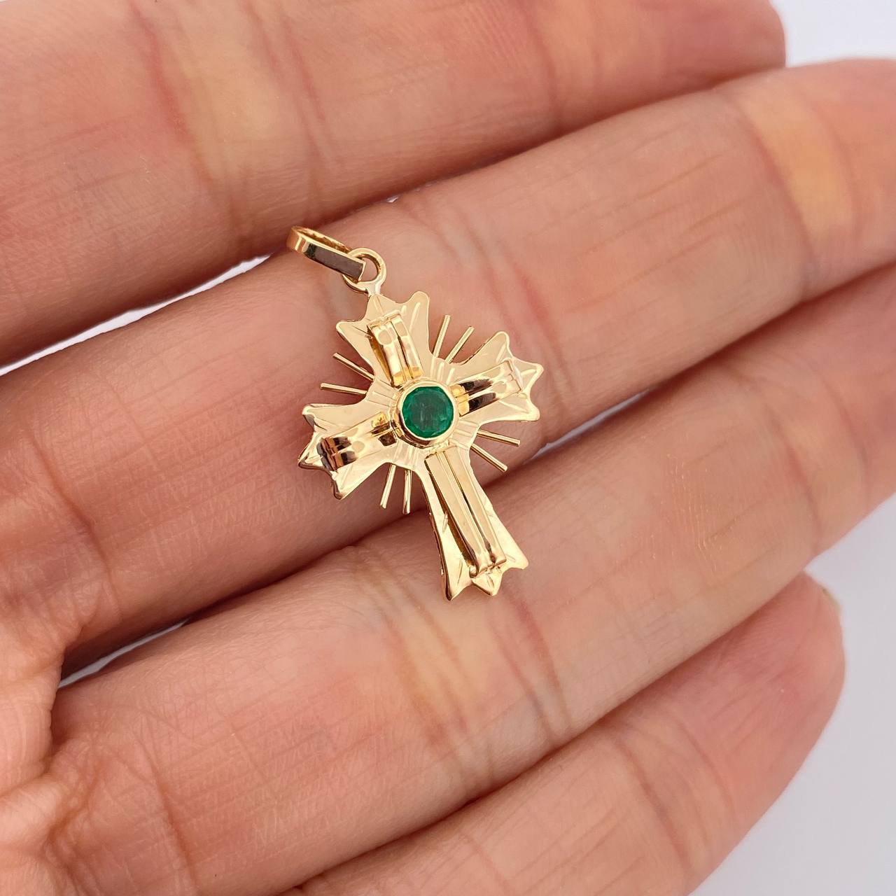 Dije Cruz Plana Esmeralda 13Pts 1.2gr / 2.5cm / Oro Amarillo 18K %