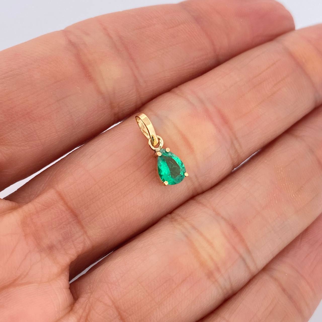 Dije Lagrima Esmeralda 35Pts 0.5gr / 1.4cm / Oro Amarillo 18K %