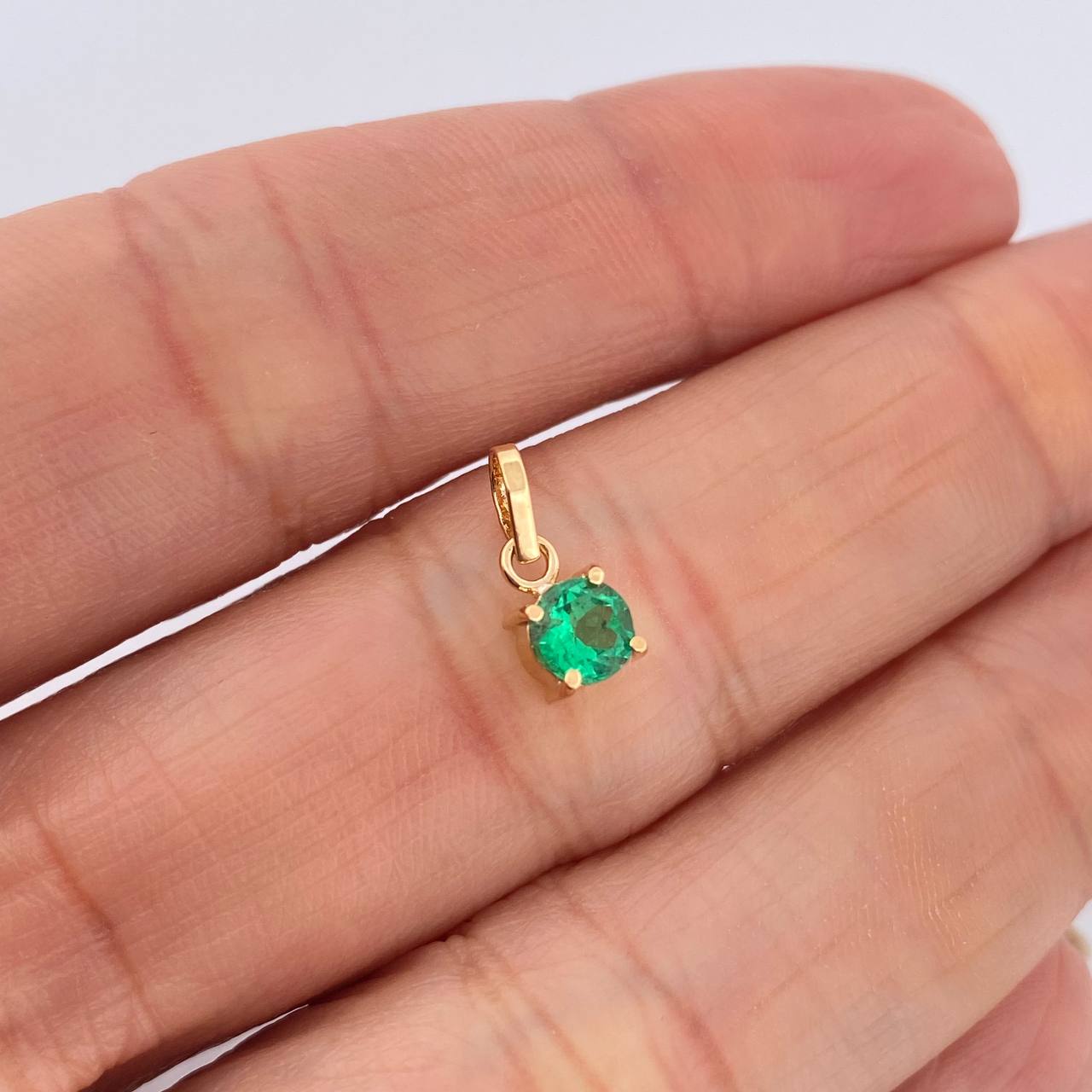 Dije Redondo Esmeralda 43Pts 0.45gr / 1.1cm / Oro Amarillo 18K %