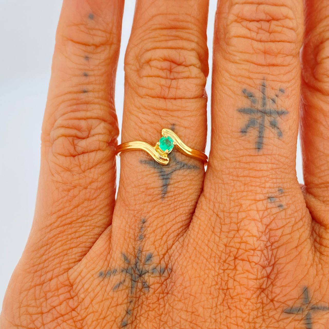 Anillo Aro Curvo Esmeralda 12Pts 1.75gr / T7 1/2 / Oro Amarillo 18K %