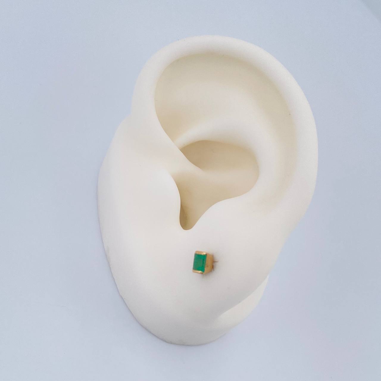 Topos Bisel Cuadrado Esmeraldas 10Pts 1.05gr / 4.35mm Oro Amarillo 18K %