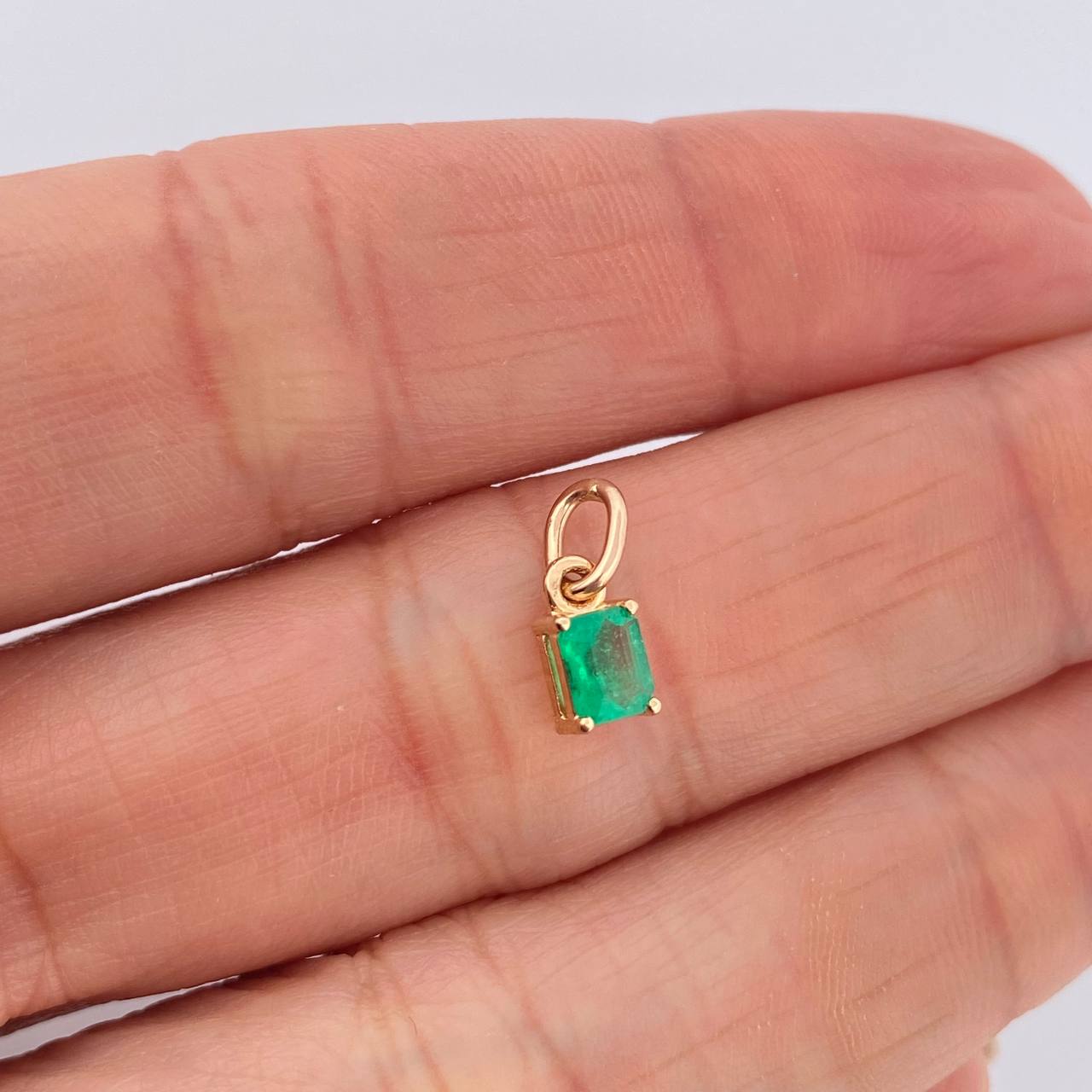 Dije Cajon Esmeralda 60Pts 0.55gr / 1.1cm / Oro Amarillo 18K %