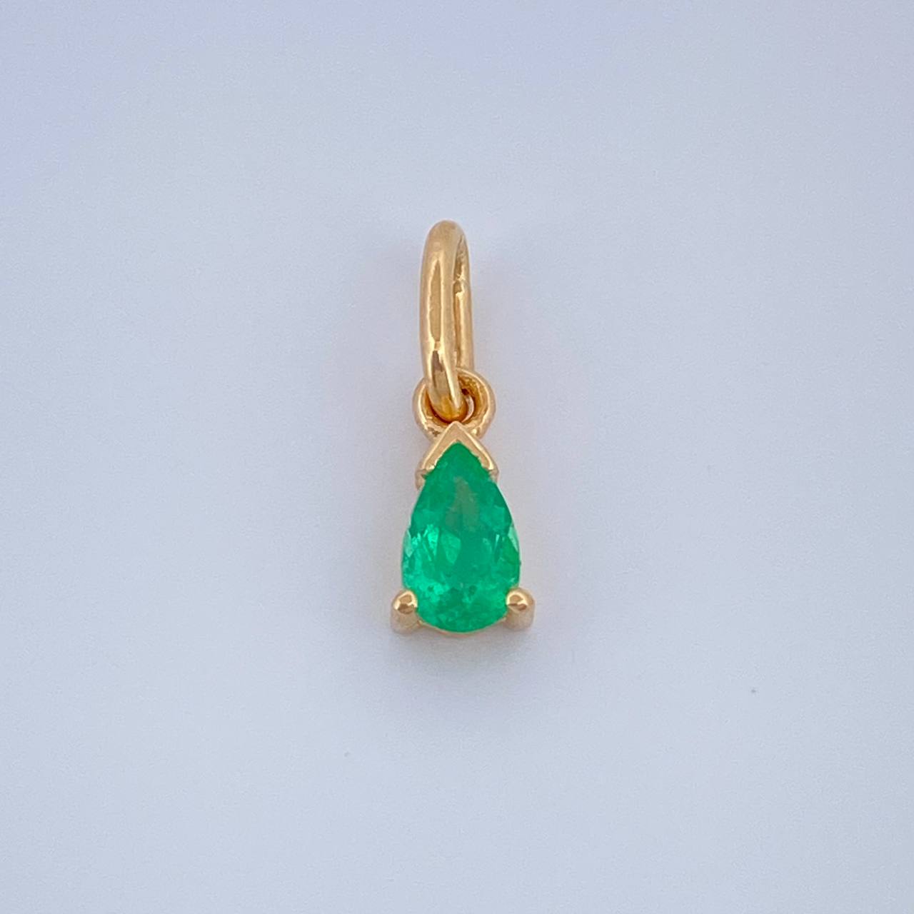 Dije Lagrima Esmeralda 60Pts 0.45gr / 1.2cm / Oro Amarillo 18K %