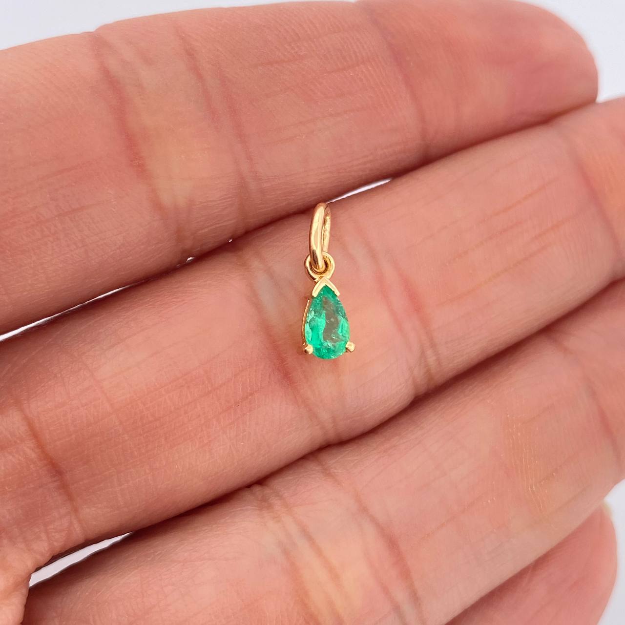 Dije Lagrima Esmeralda 60Pts 0.45gr / 1.2cm / Oro Amarillo 18K %