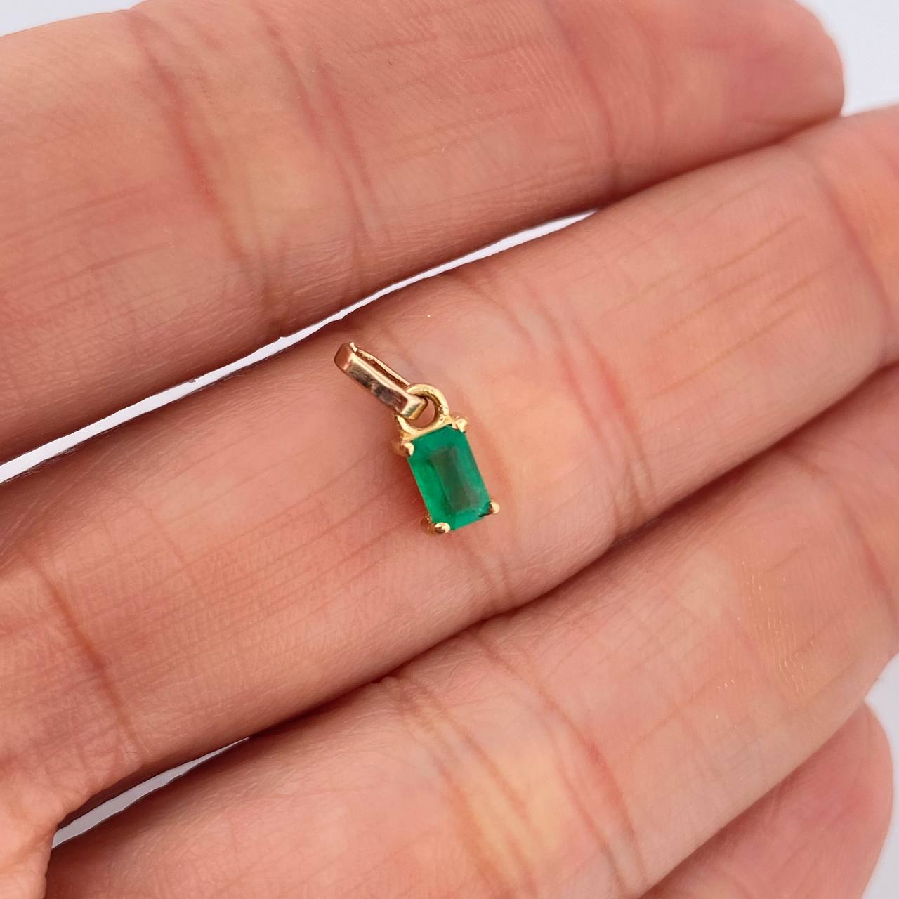 Dije Rectangular Esmeralda 60Pts 0.5gr / 1.1cm / Oro Amarillo 18K %