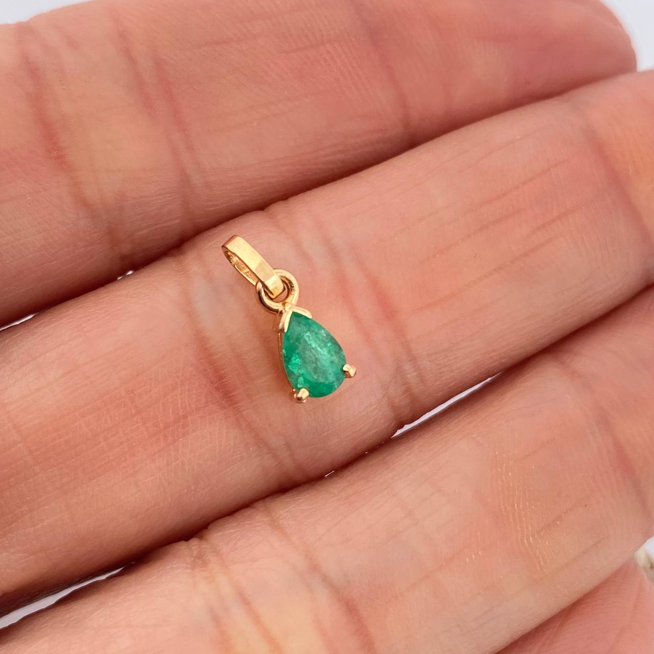 Dije Gota Esmeralda 60Pts 0.5gr / 1.2cm / Oro Amarillo 18K %