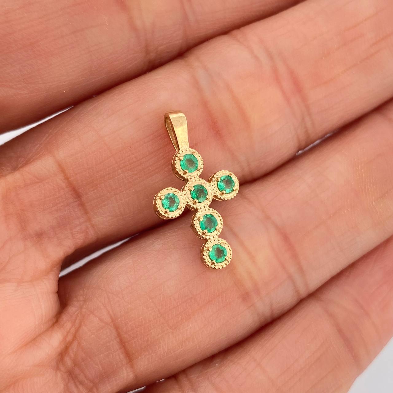 Dije Cruz Esferas Esmeraldas 20Pts 1.15gr / 2cm / Oro Amarillo 18K %