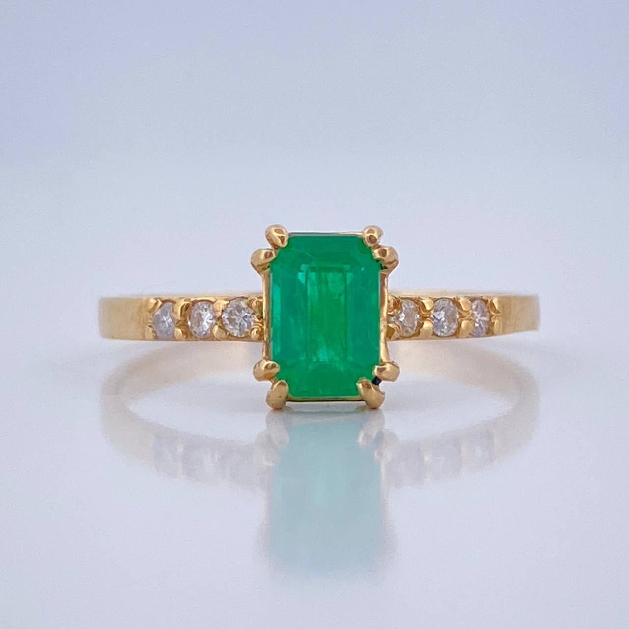 Anillo Churumbela Rectangulo Esmeralda 70Pts Diamantes 15Pts 1.75gr / T7 / Oro Amarillo 18K %