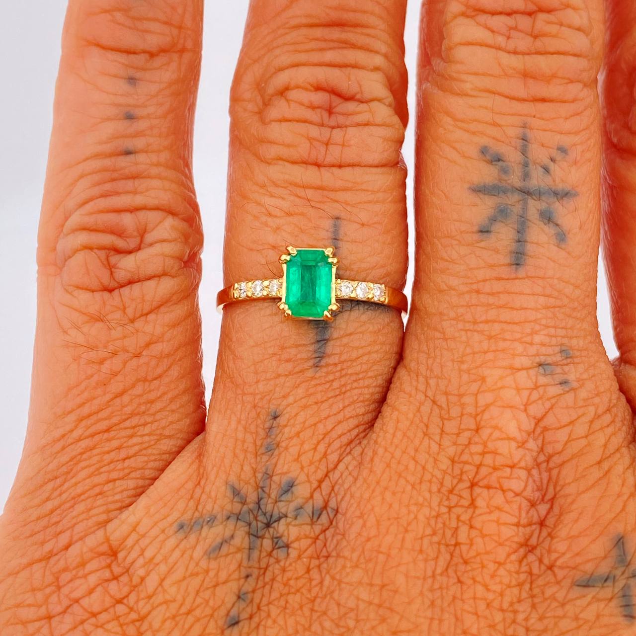 Anillo Churumbela Rectangulo Esmeralda 70Pts Diamantes 15Pts 1.75gr / T7 / Oro Amarillo 18K %