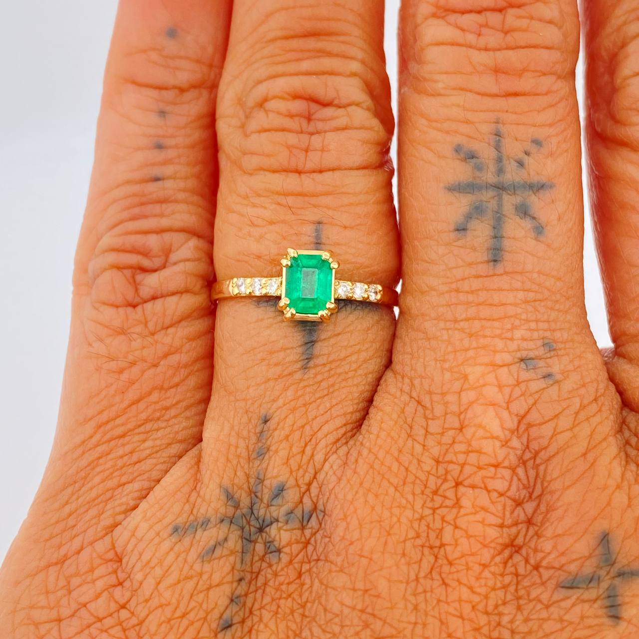 Anillo Churumbela Coraza Esmeralda 70Pts Diamantes 15Pts 1.8gr / T7 / Oro Amarillo 18K %