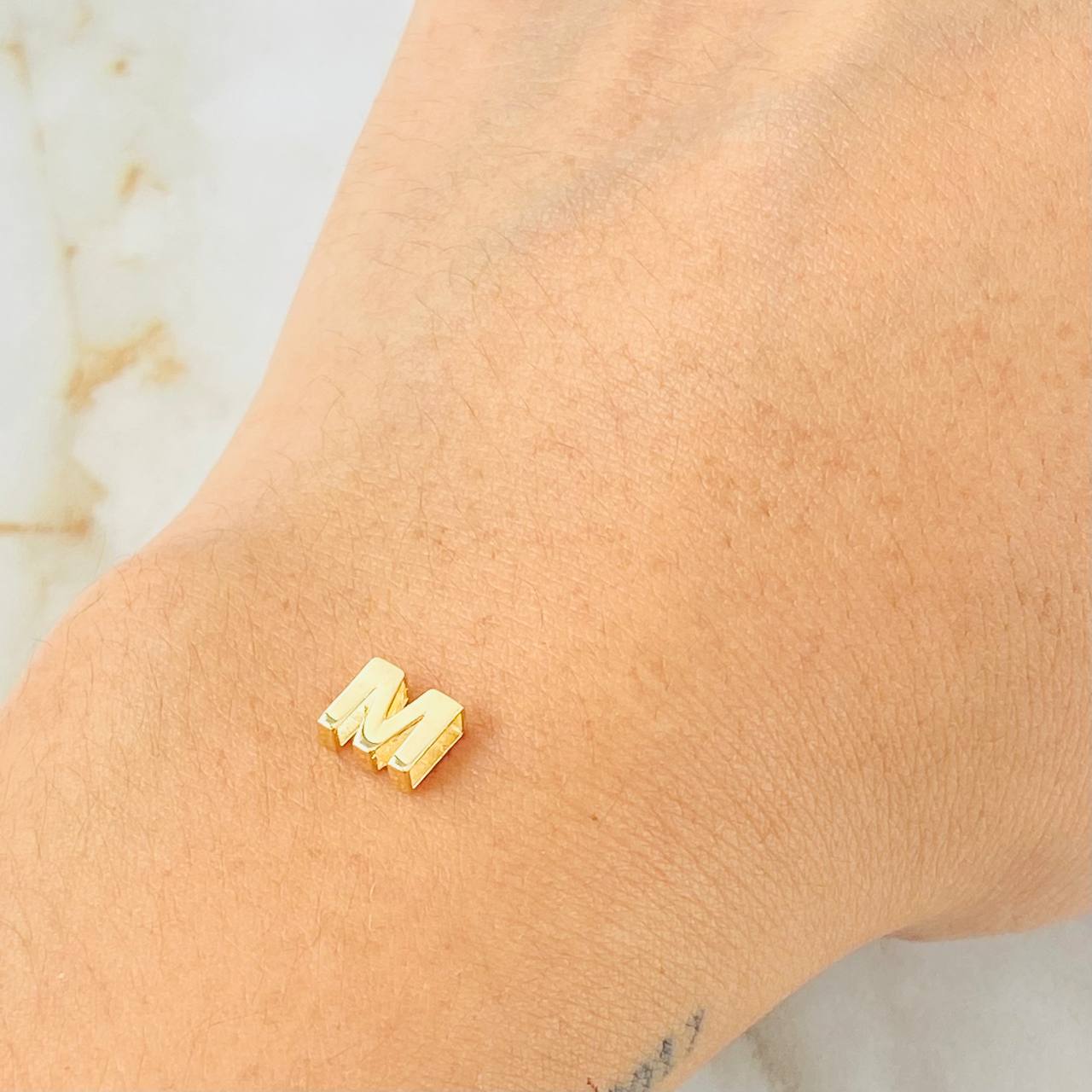 Herraje Letra M 0.35gr / 0.6cm / Oro Amarillo 18K