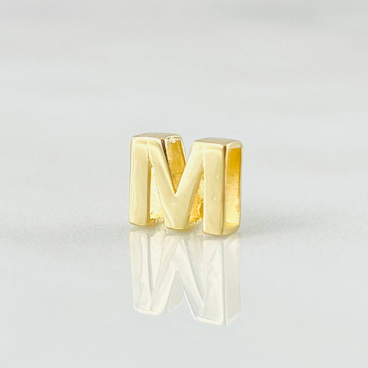 Herraje Letra M 0.4gr / 0.6cm / Oro Amarillo 18K ©