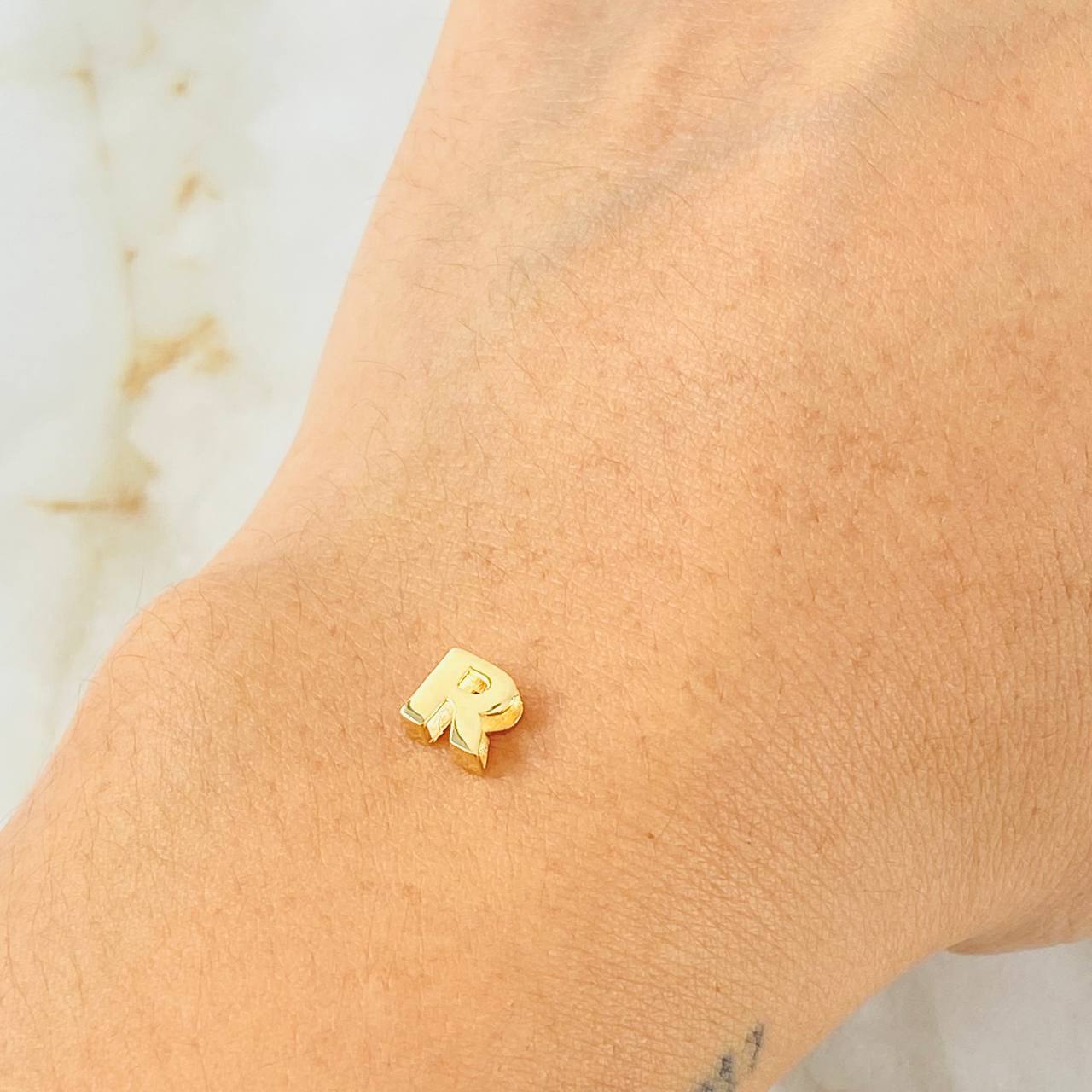 Herraje Letra R 0.4gr / 0.6cm / Oro Amarillo 18K ©