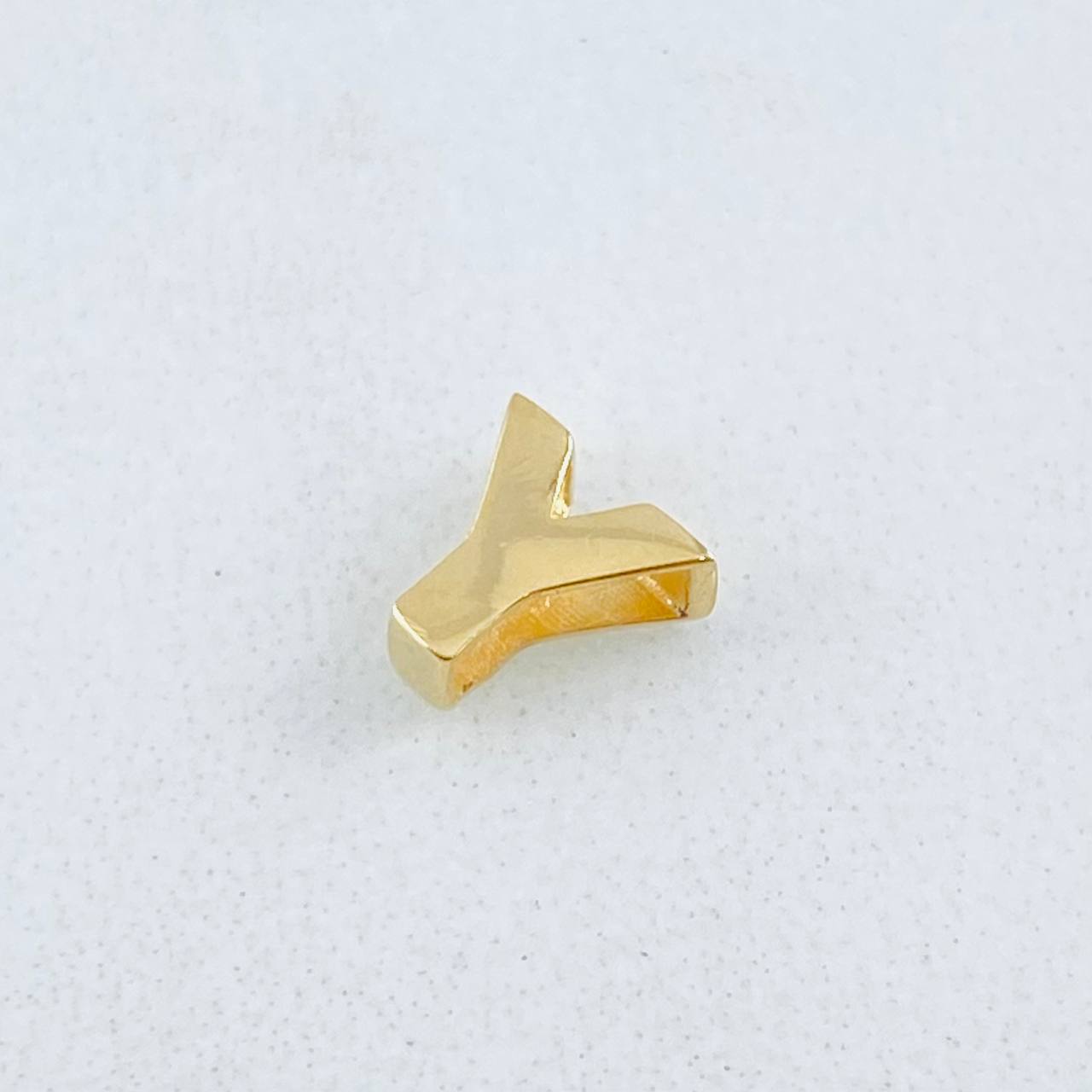 Herraje Letra y 0.25g / 0.6cm Oro Amarillo 18K