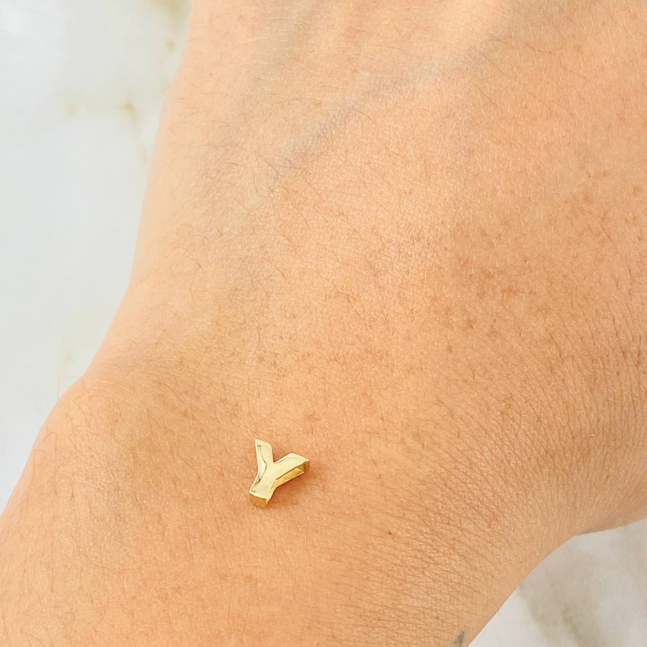 Herraje Letra y 0.25g / 0.6cm Oro Amarillo 18K
