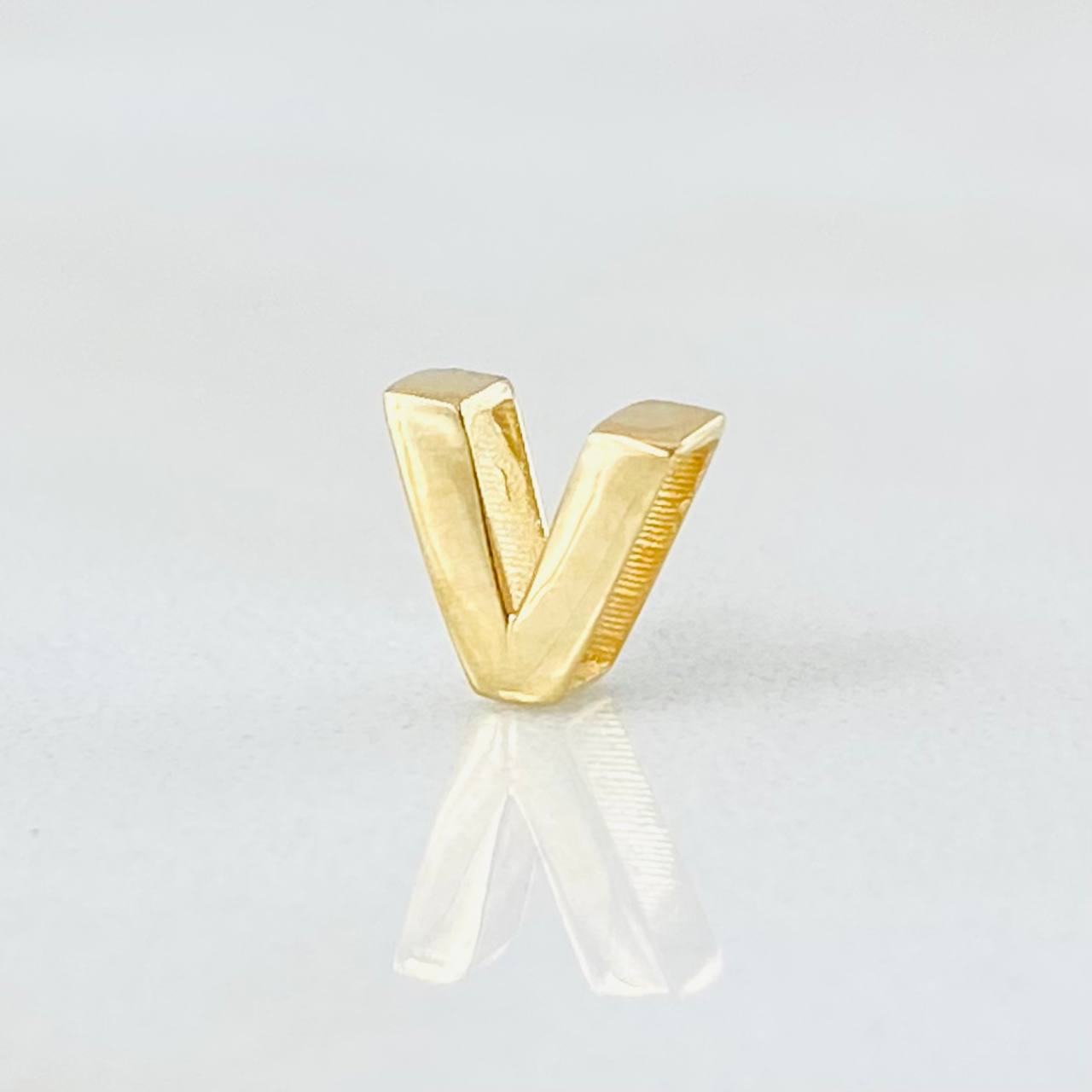 Herraje Letra V 0.25gr / 0.6cm / Oro Amarillo 18K ©