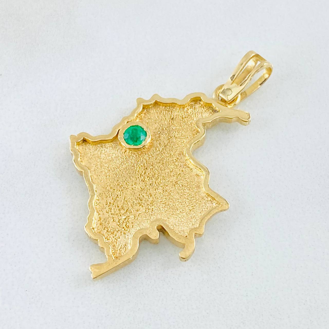 Dije Mapa Colombia Esmeralda 20pts 6.2gr / 4cm / Oro Amarillo 18K ©